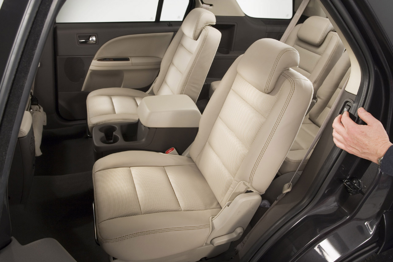 Ford Taurus X photo #18