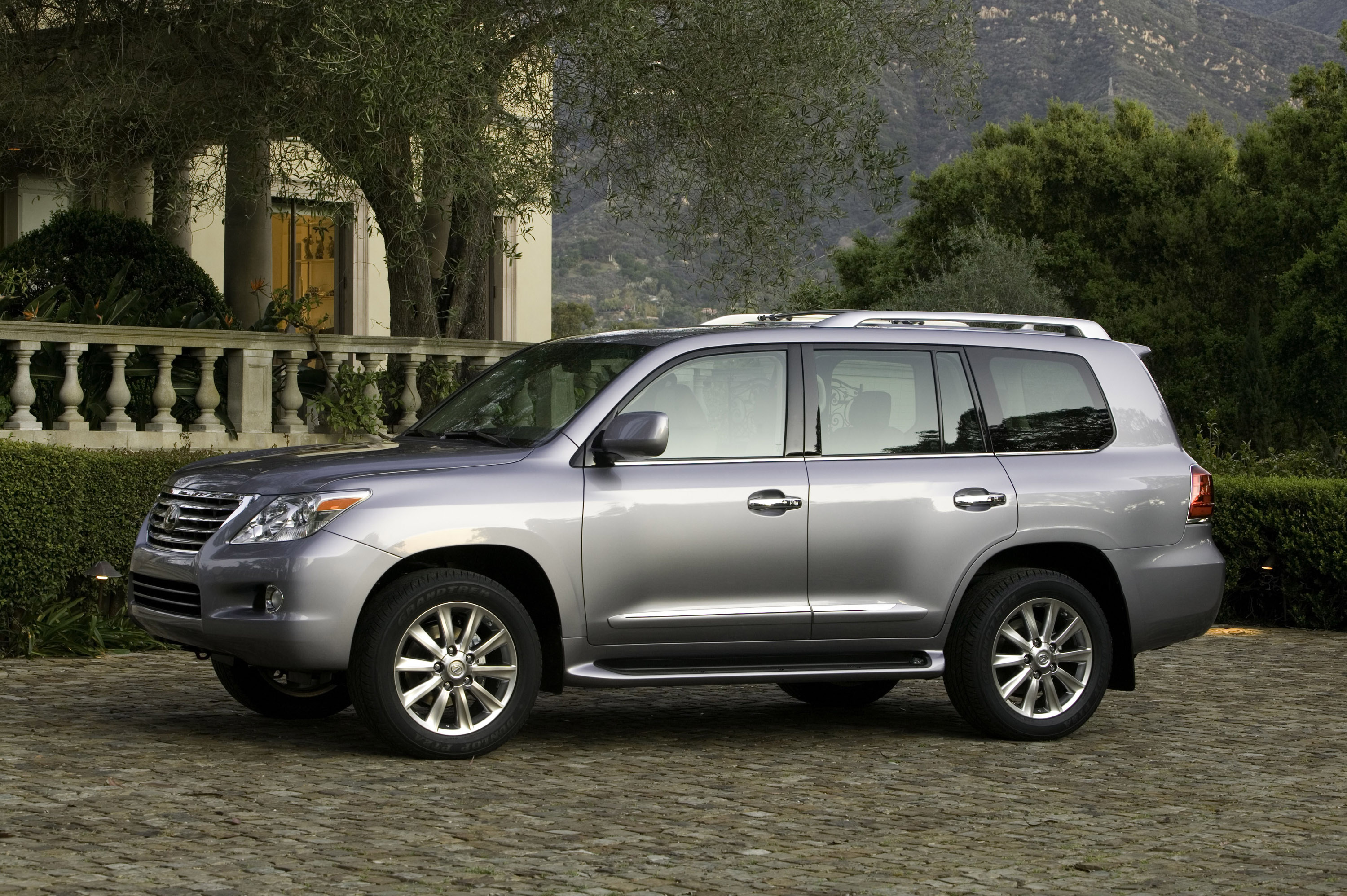 Lexus LX 570 photo #3