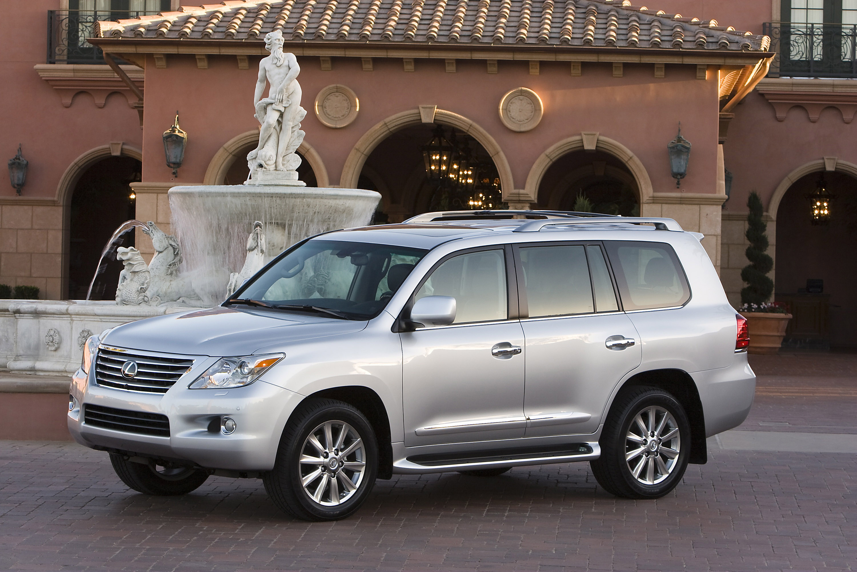 Lexus LX 570 photo #11