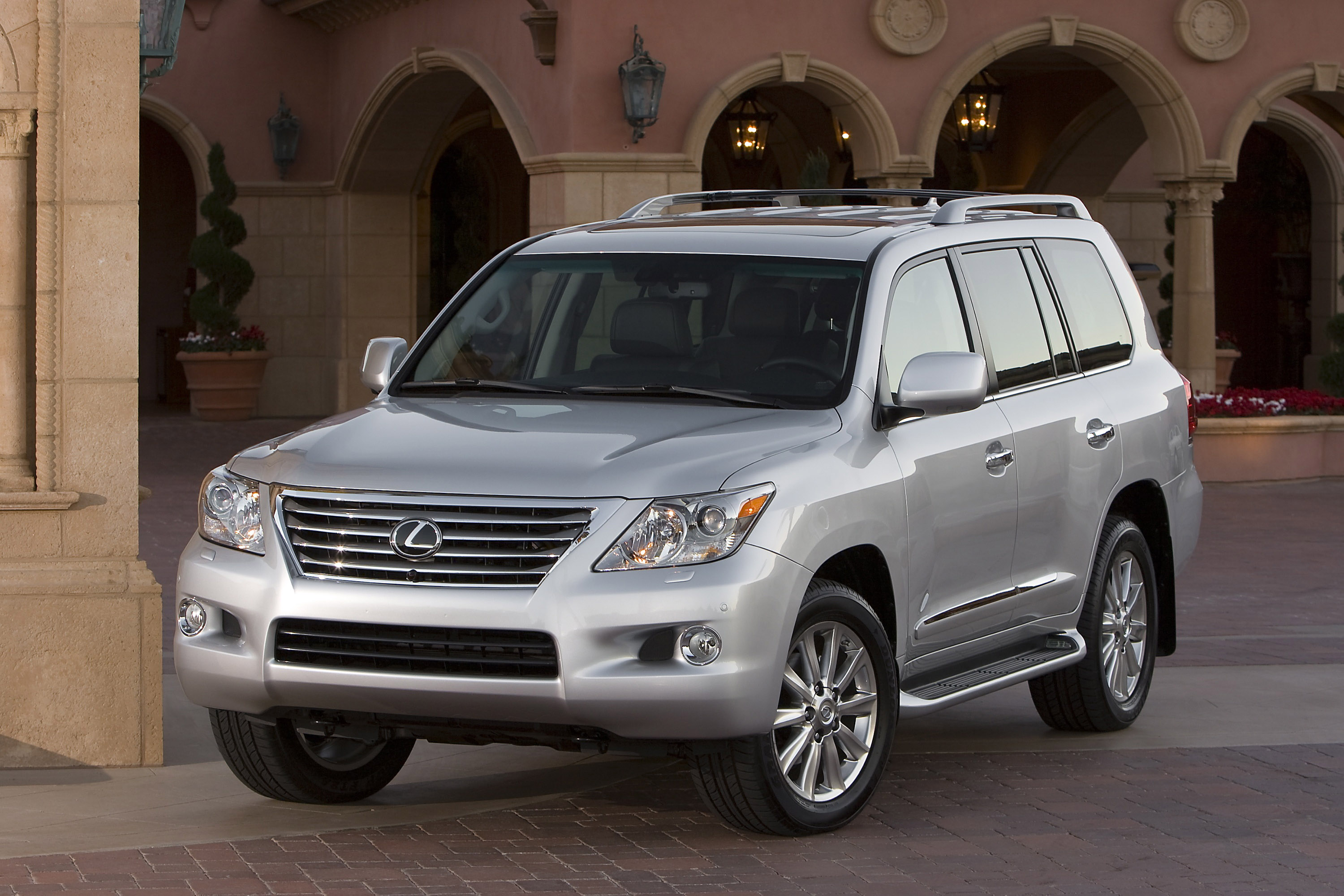 Lexus LX 570 photo #12