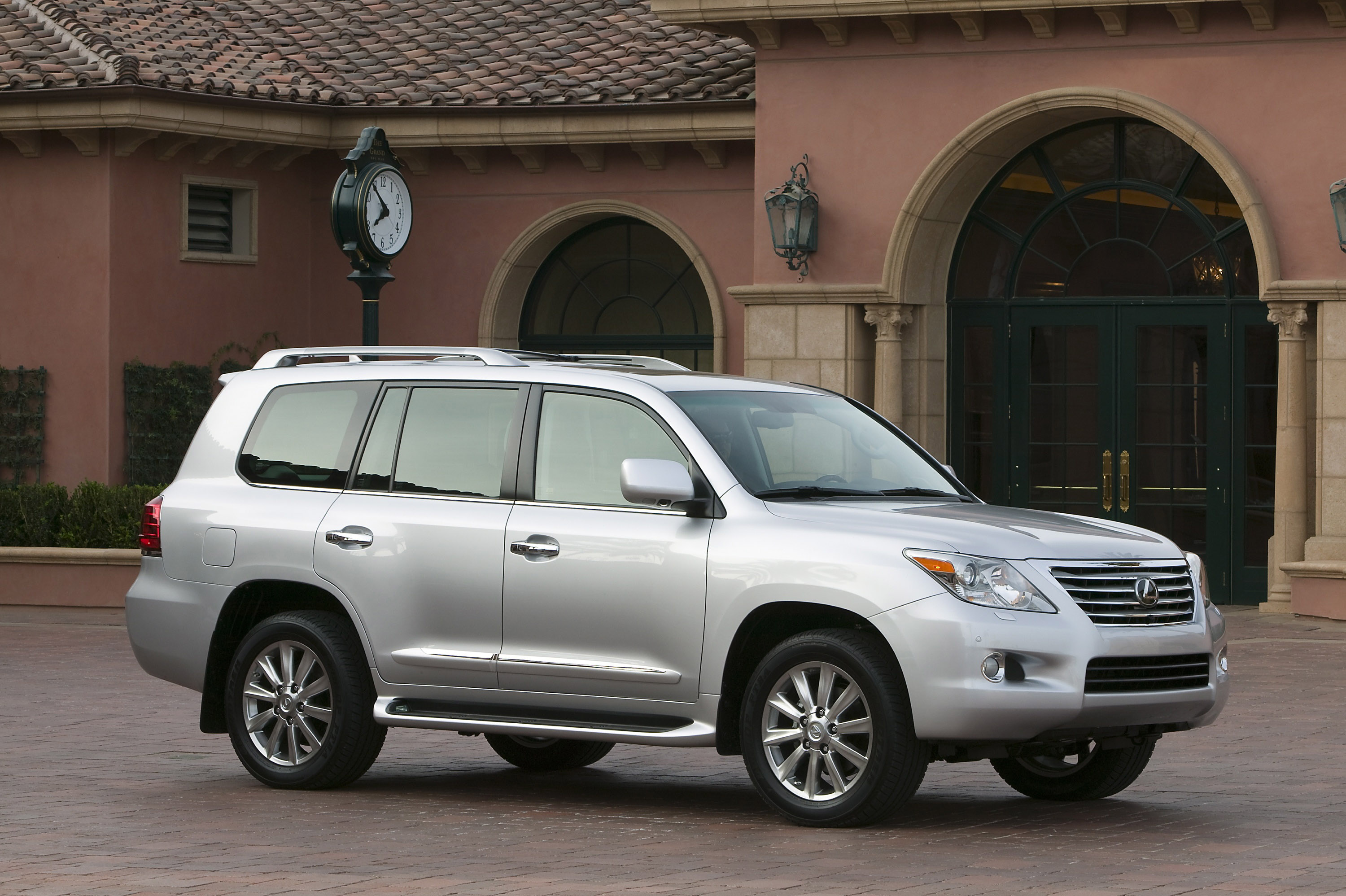 Lexus LX 570 photo #14
