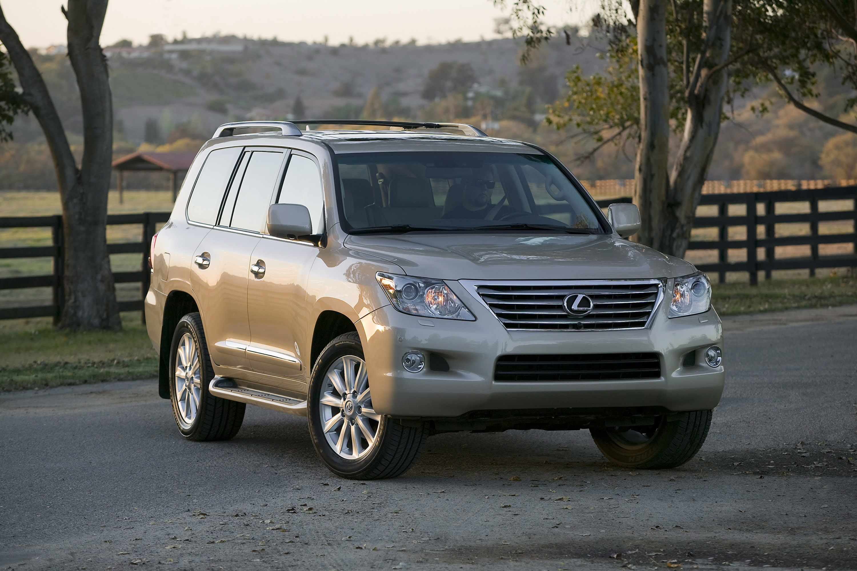 Lexus LX 570 photo #15