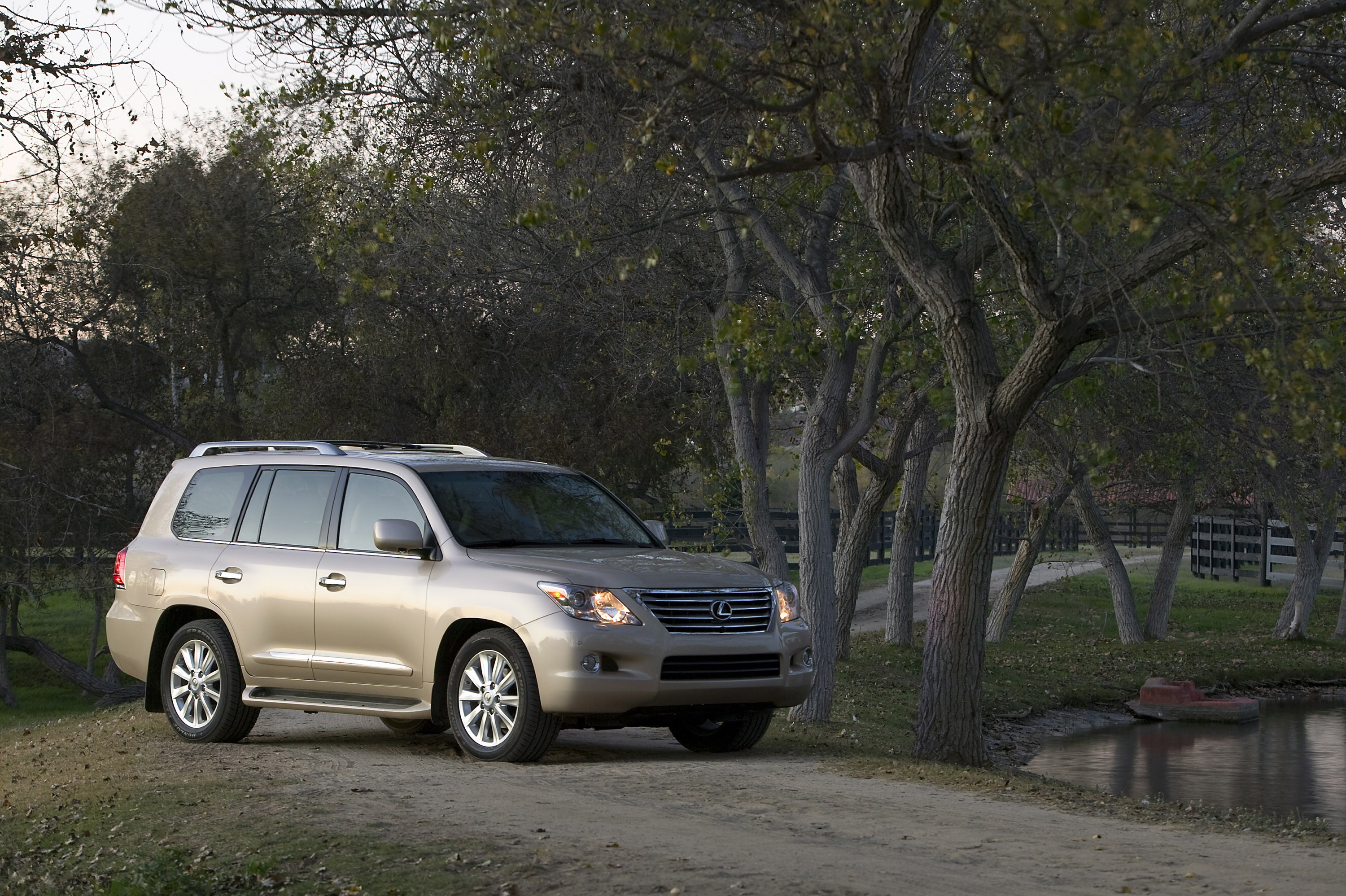 Lexus LX 570 photo #16