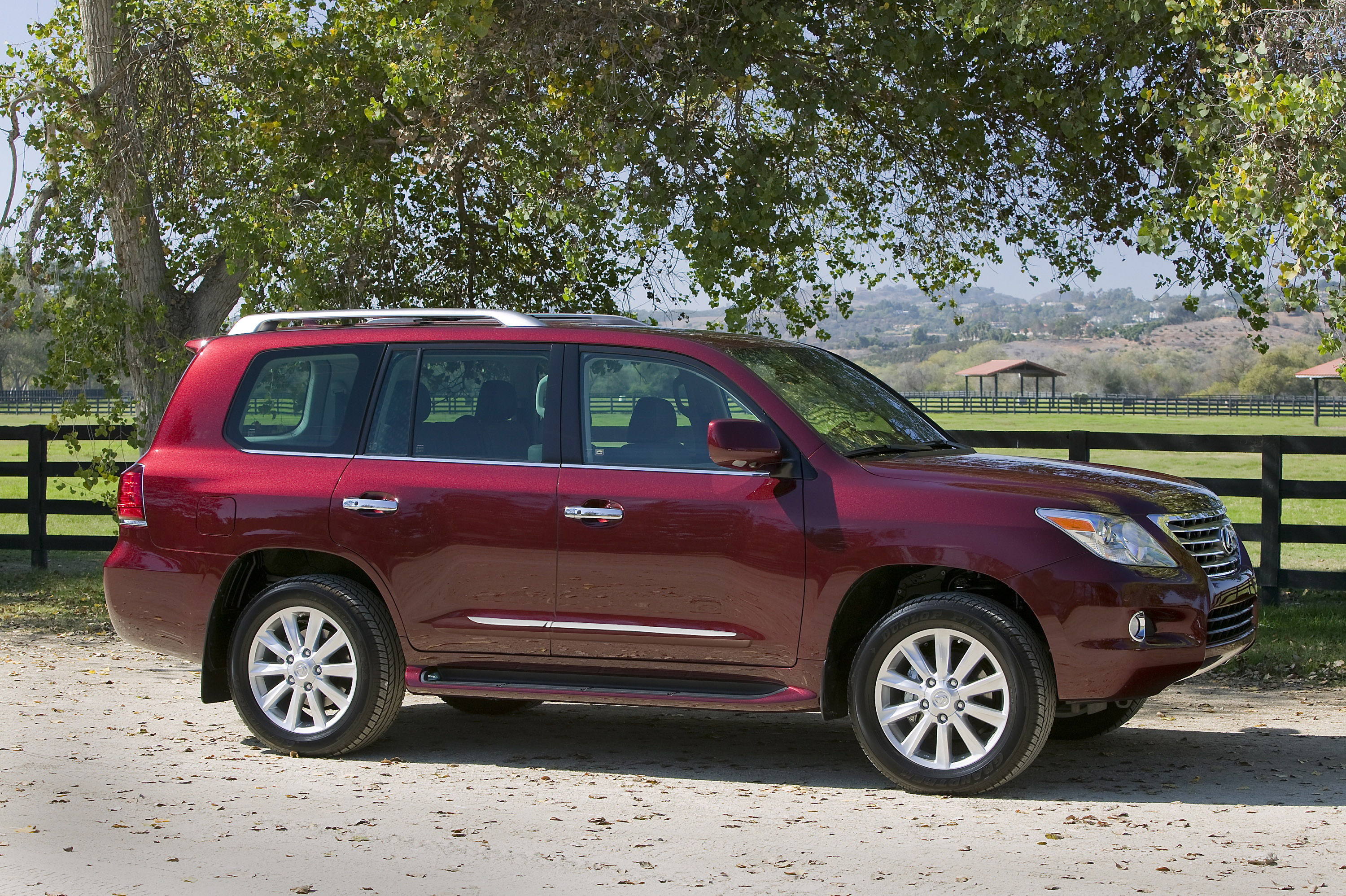 Lexus LX 570 photo #17
