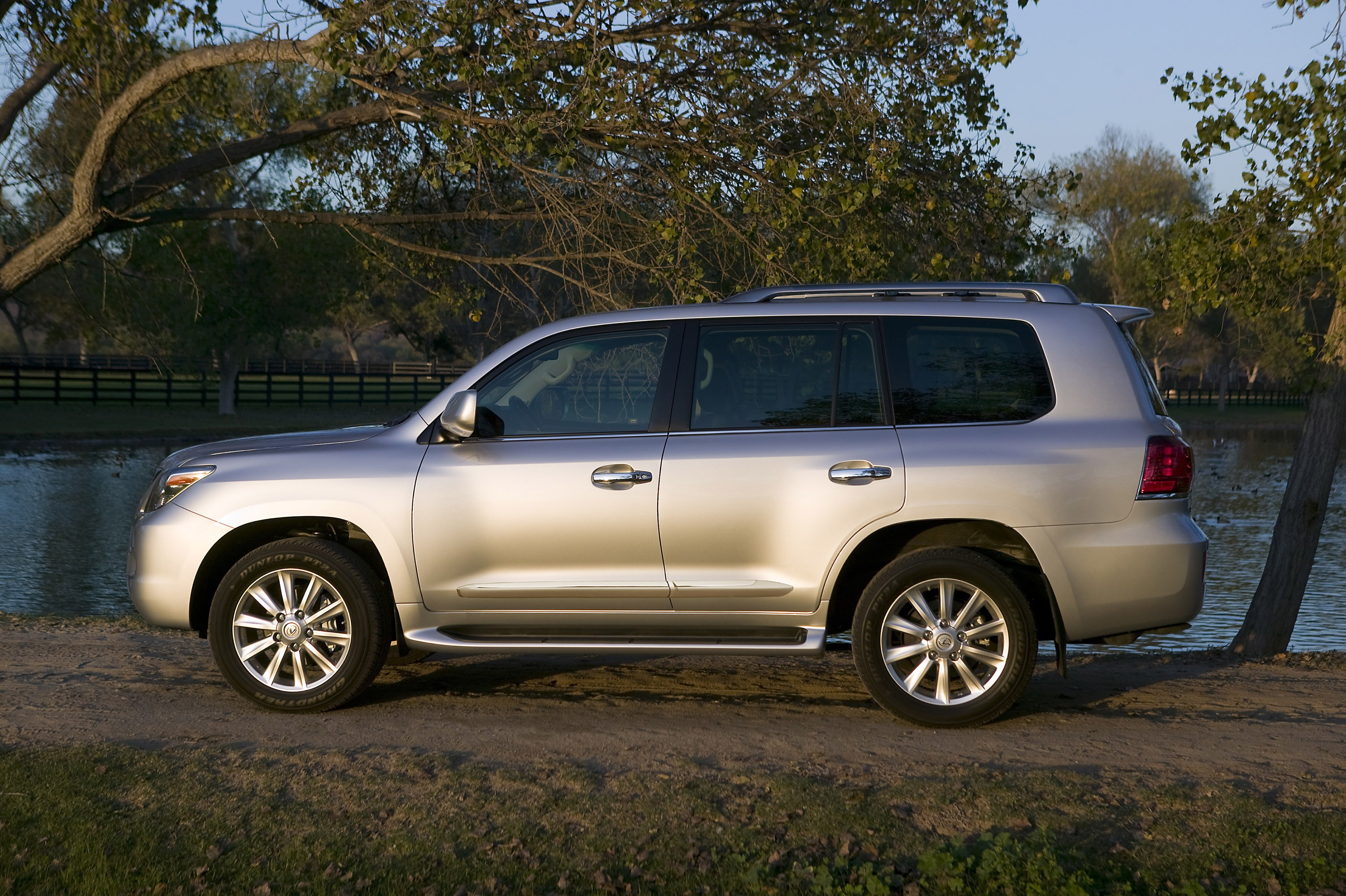 Lexus LX 570 photo #19