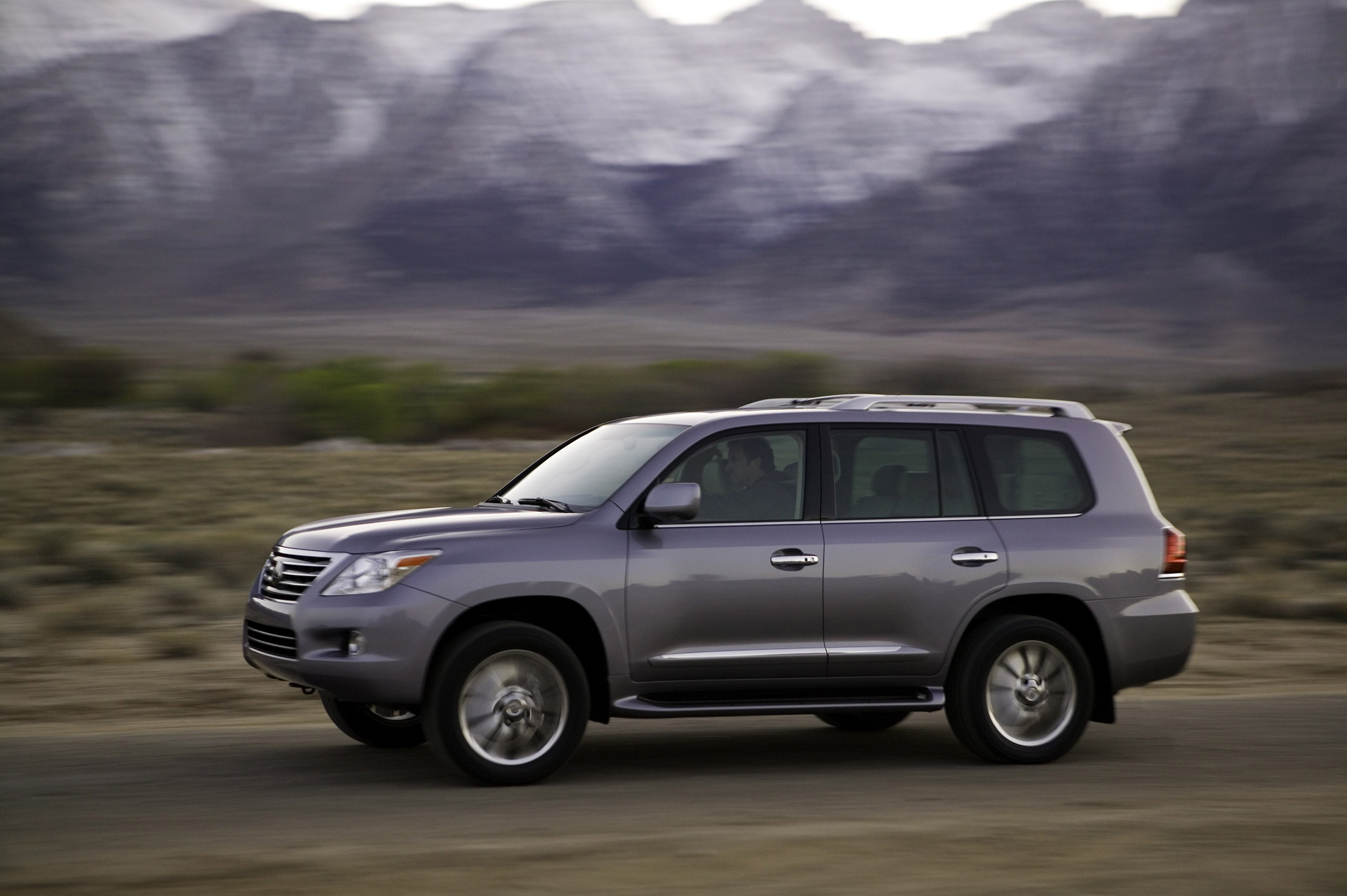 Lexus LX 570 photo #20