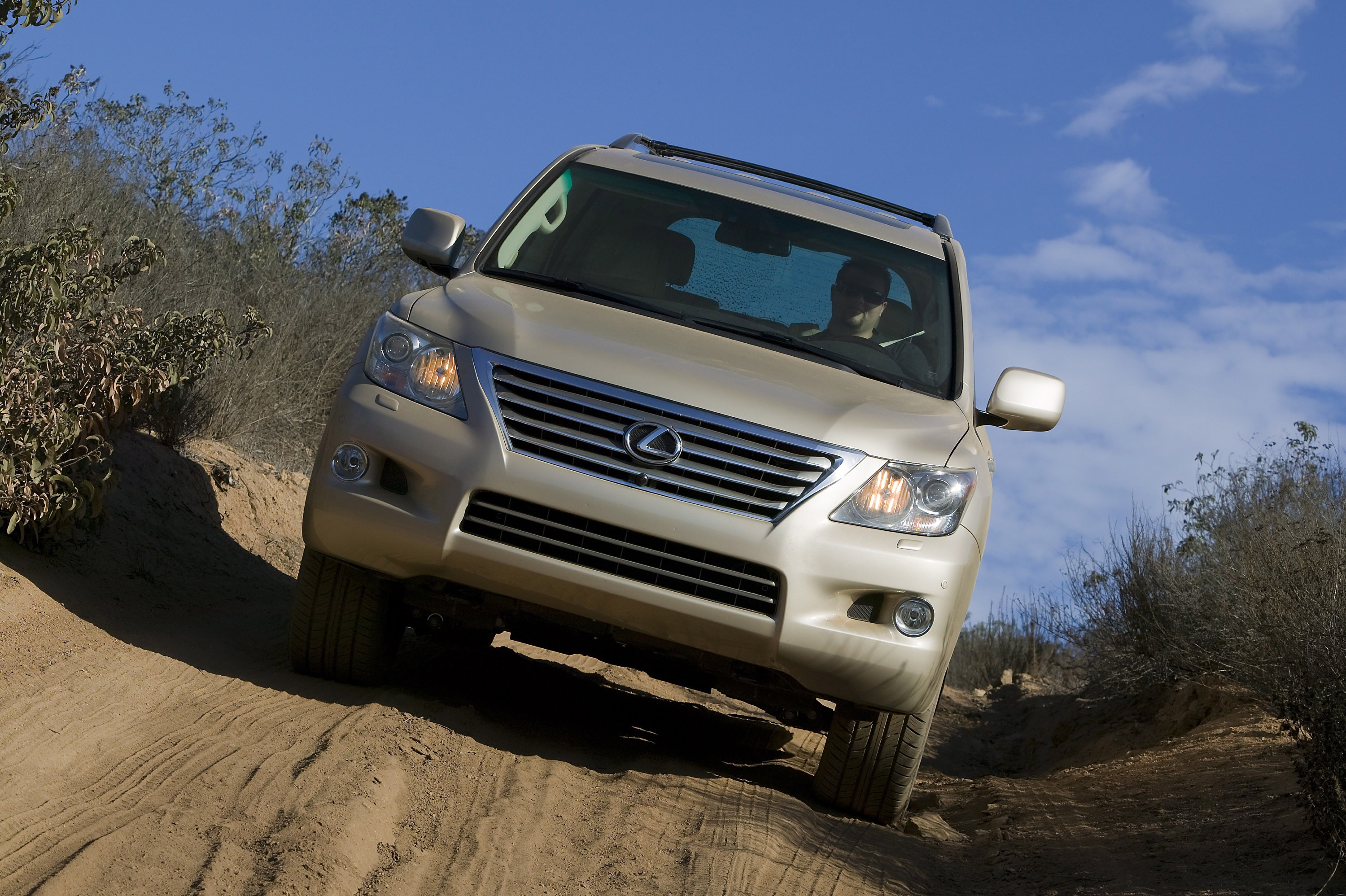 Lexus LX 570 photo #27