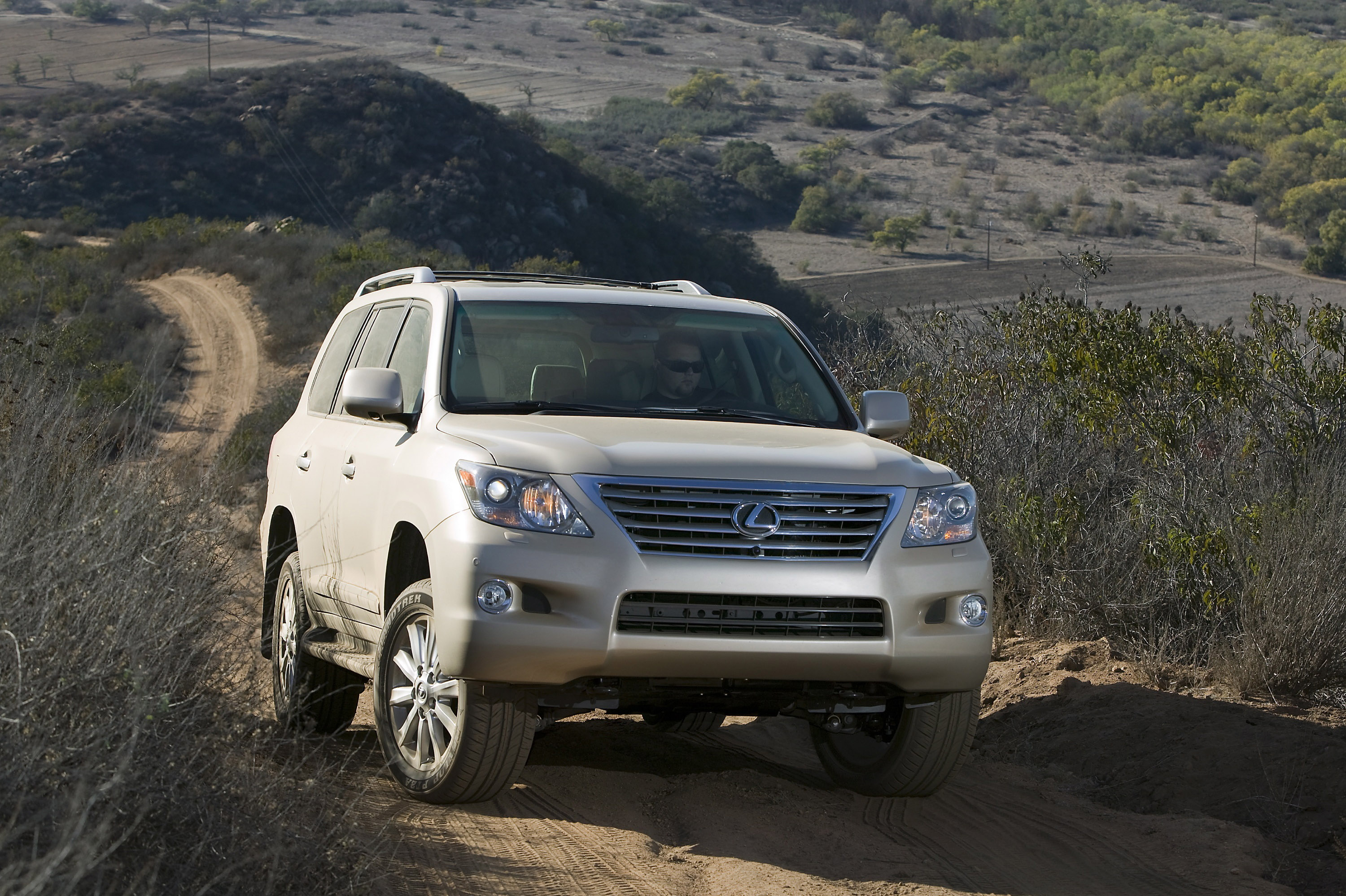 Lexus LX 570 photo #28