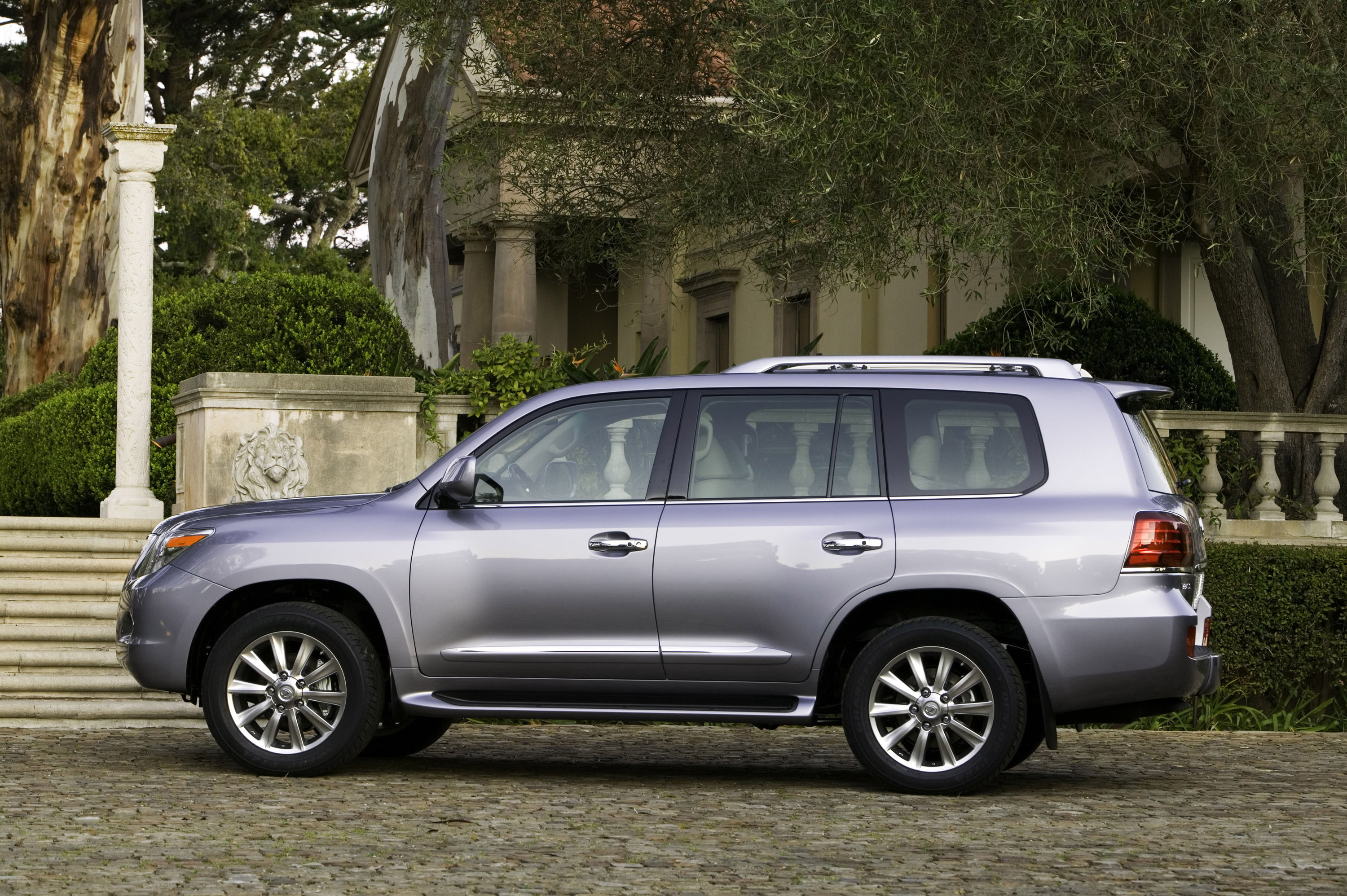 Lexus LX 570 photo #32