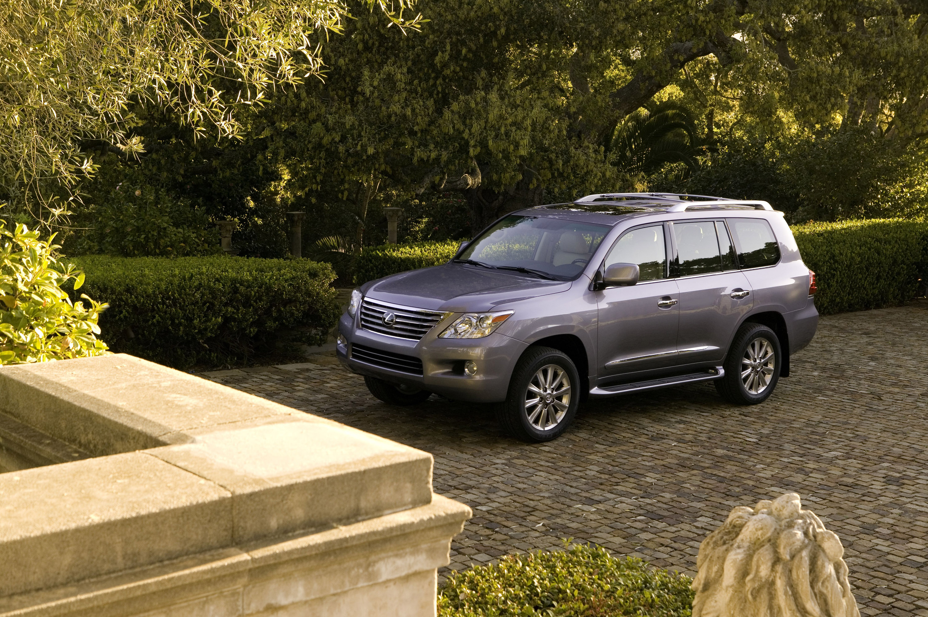 Lexus LX 570 photo #33