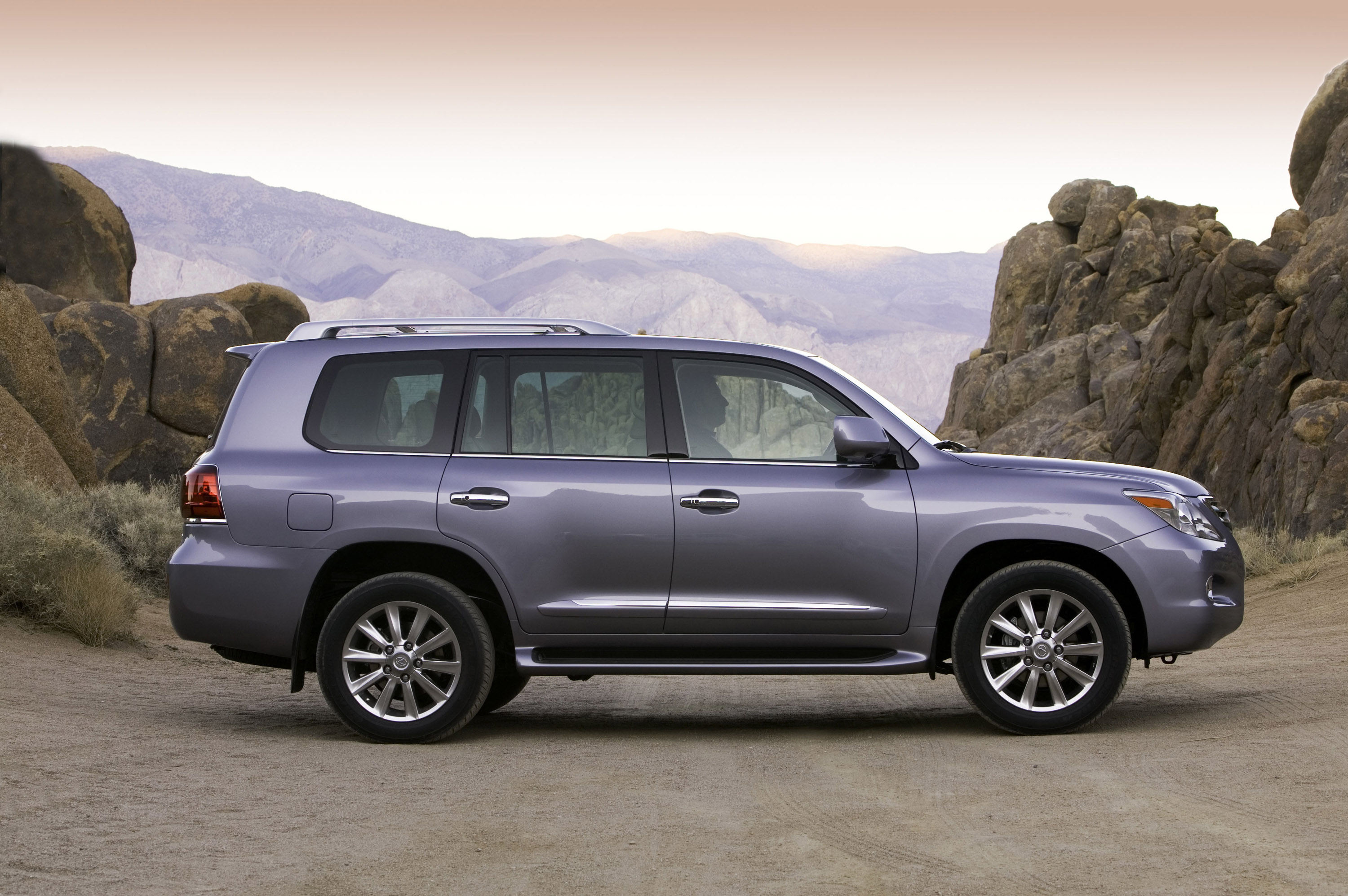 Lexus LX 570 photo #34