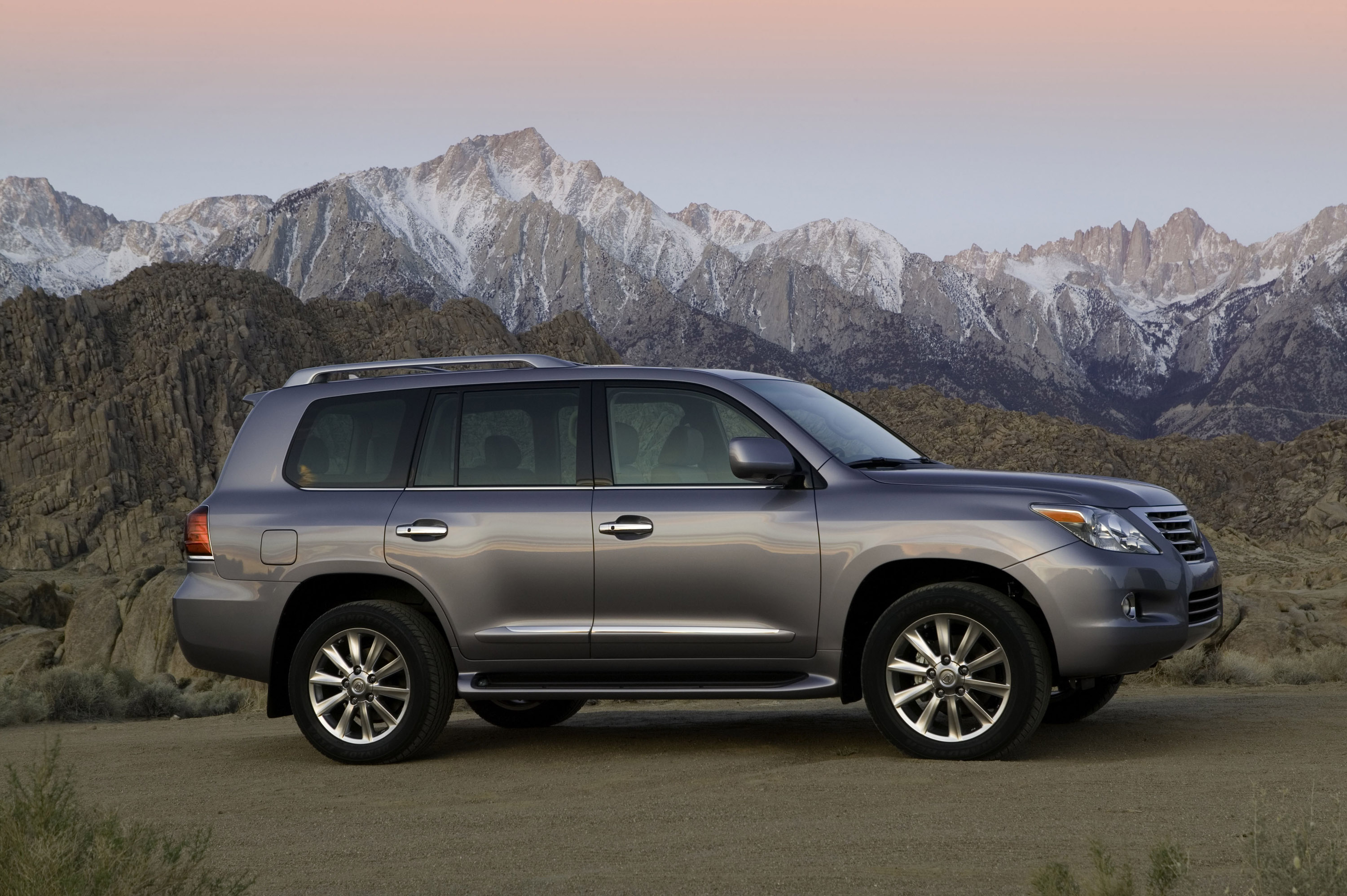 Lexus LX 570 photo #35