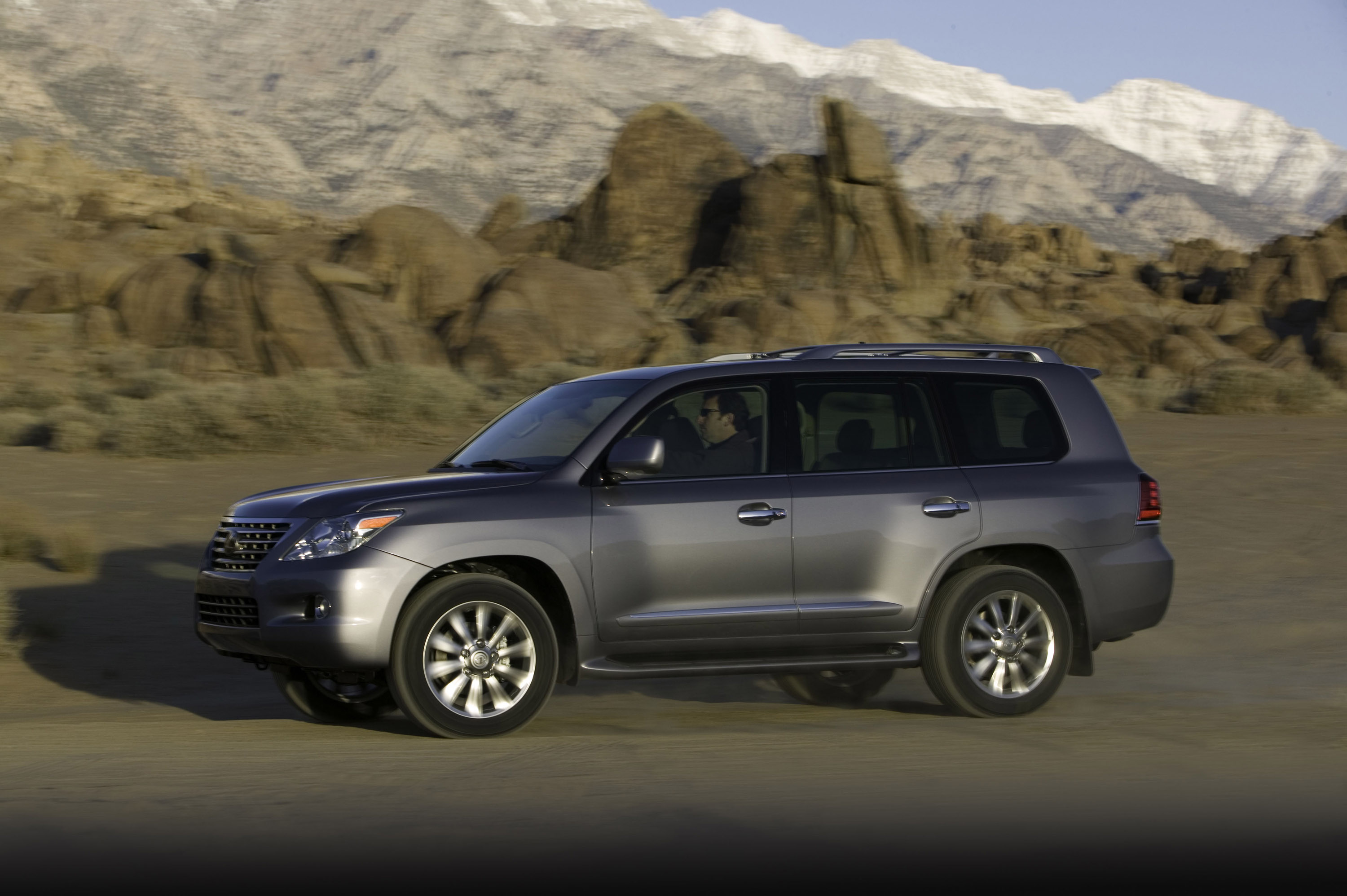 Lexus LX 570 photo #38