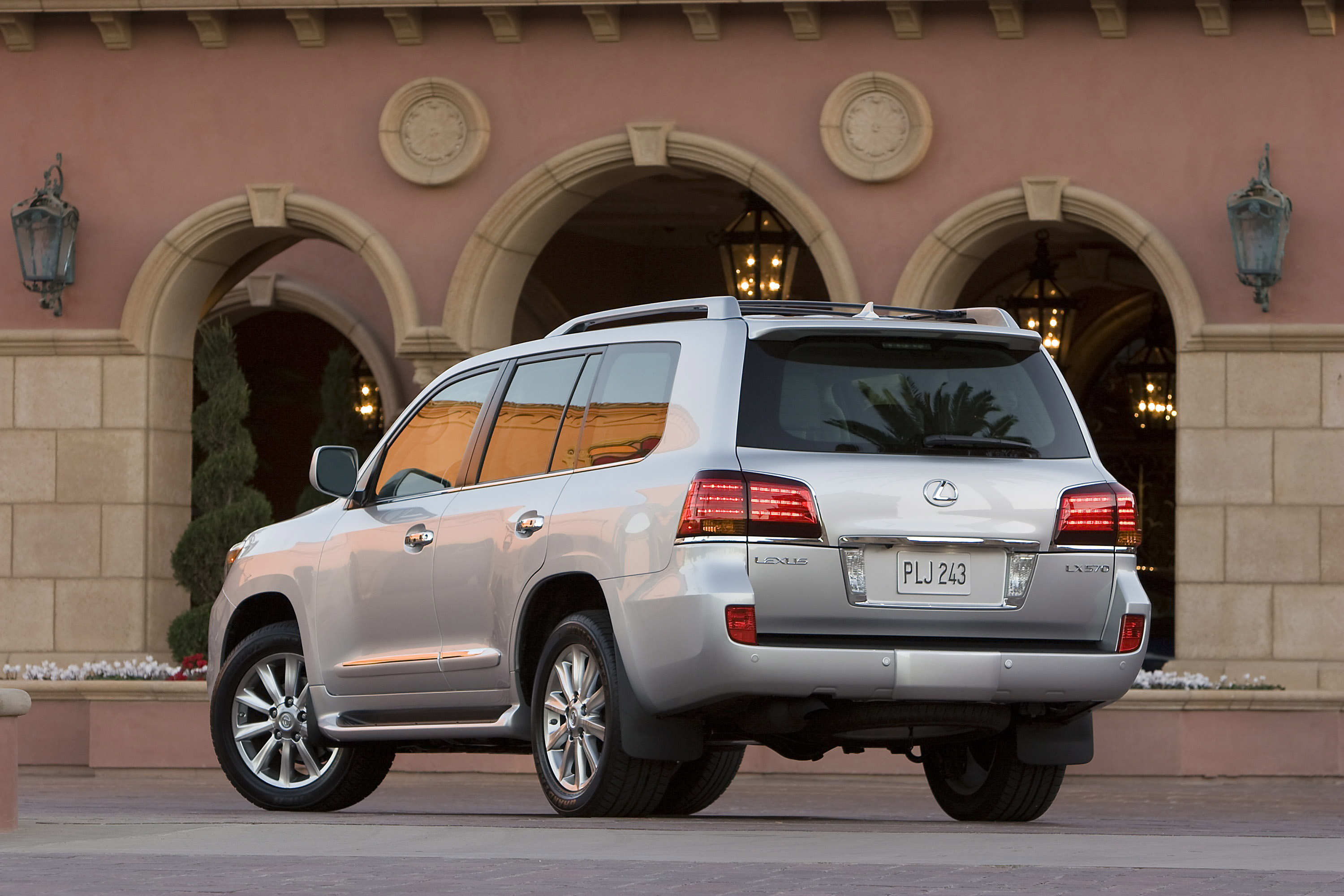 Lexus LX 570 photo #42