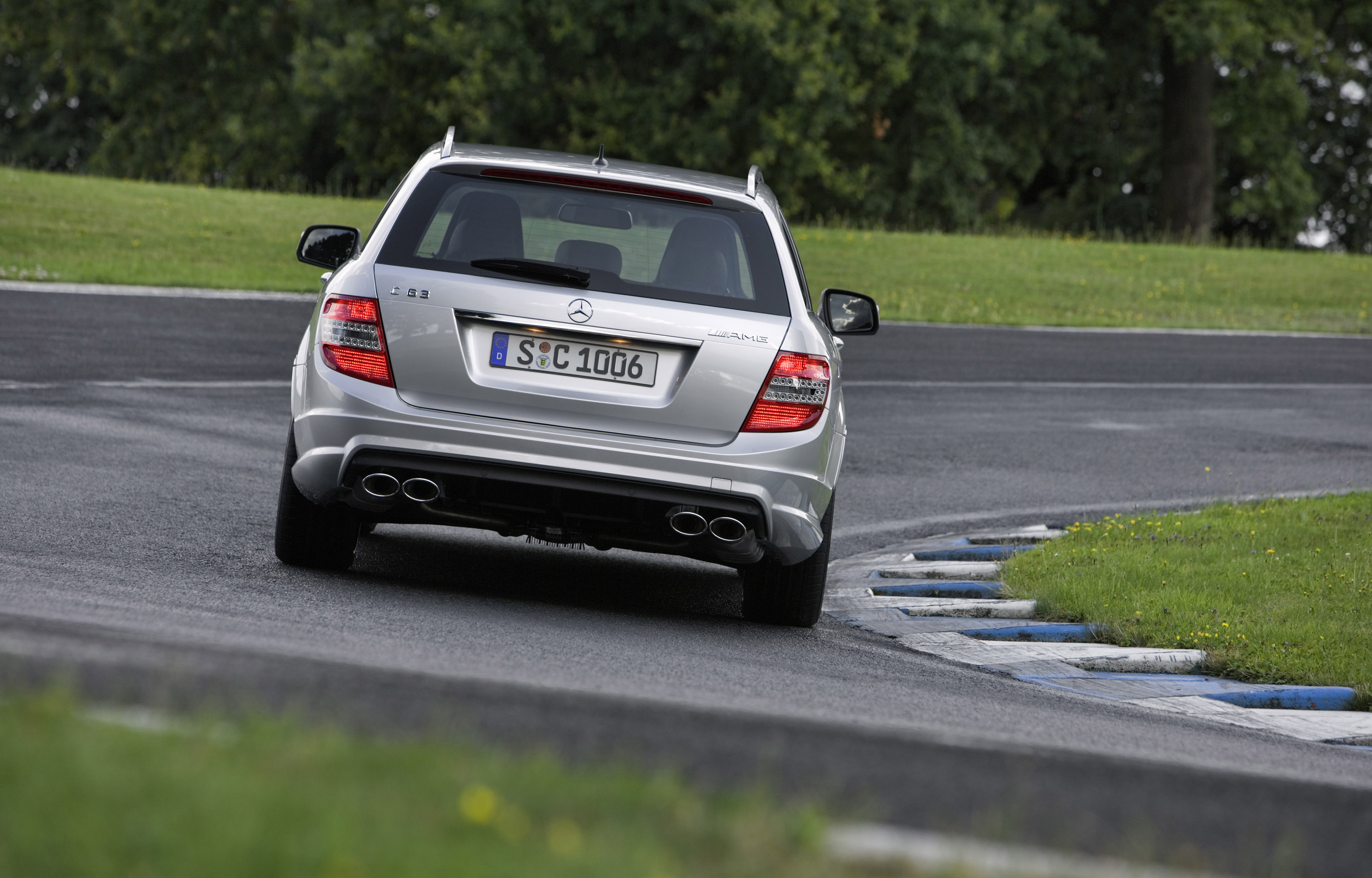 Mercedes-Benz C63 AMG Estate photo #16