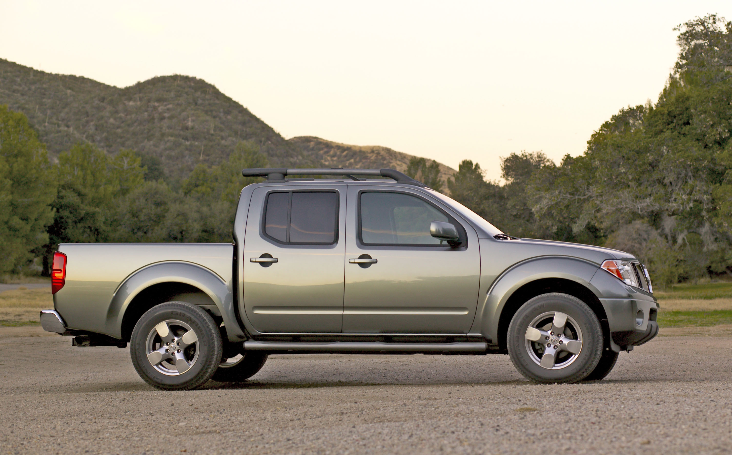 Nissan Frontier Crew Cab photo #7