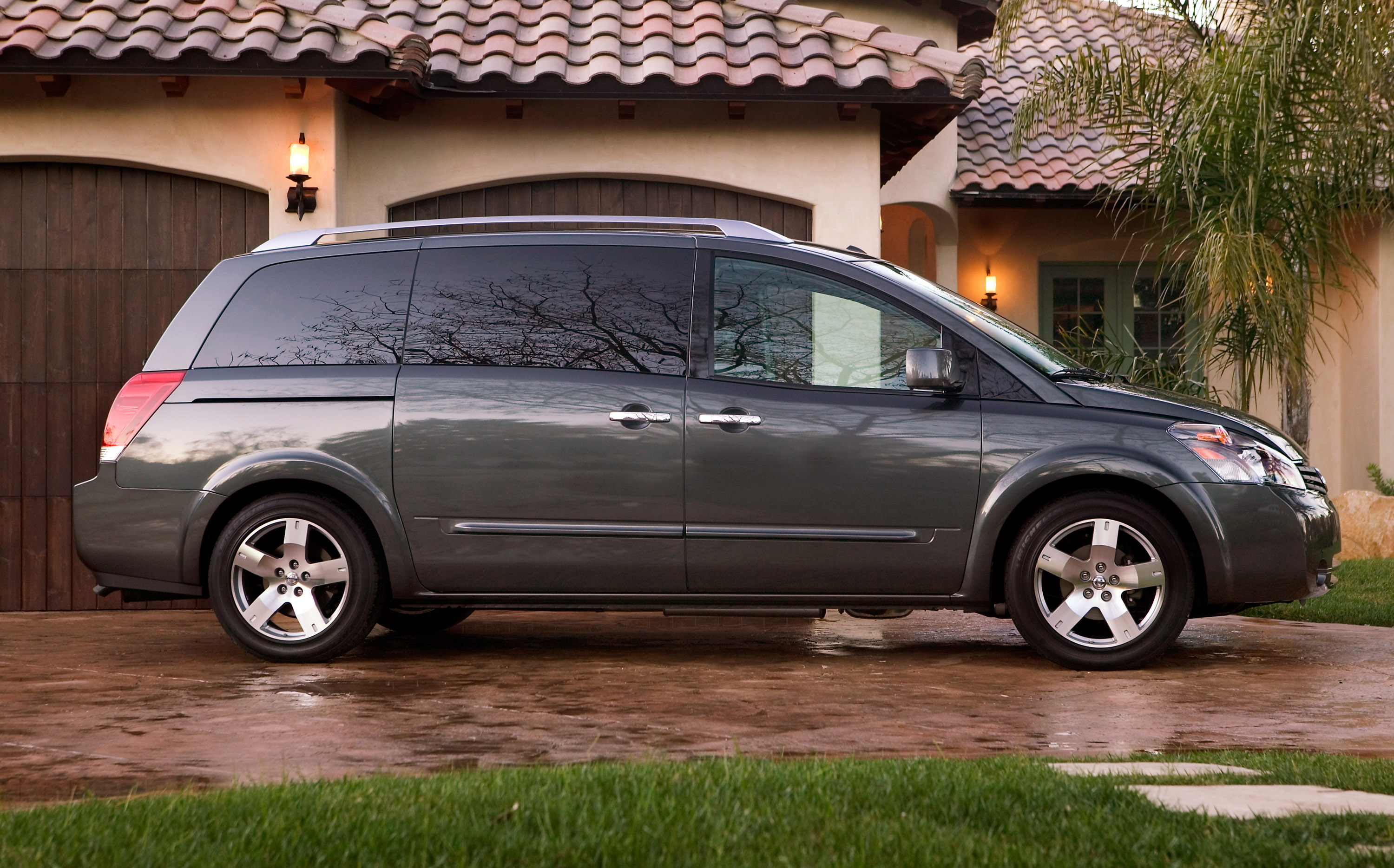 2008 Nissan Quest 3.5 SE in Blue - Engine Stock Photo - Alamy