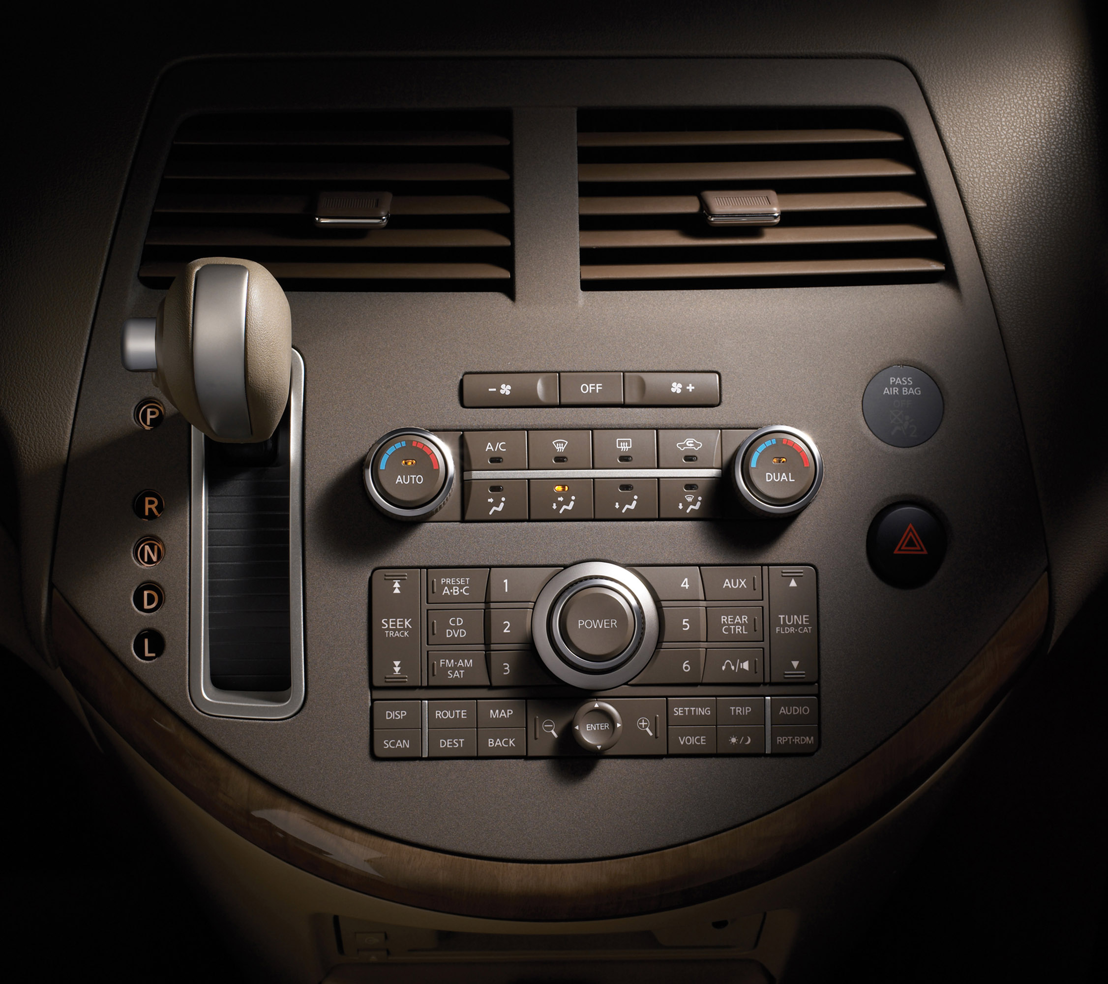 Nissan Quest photo #7