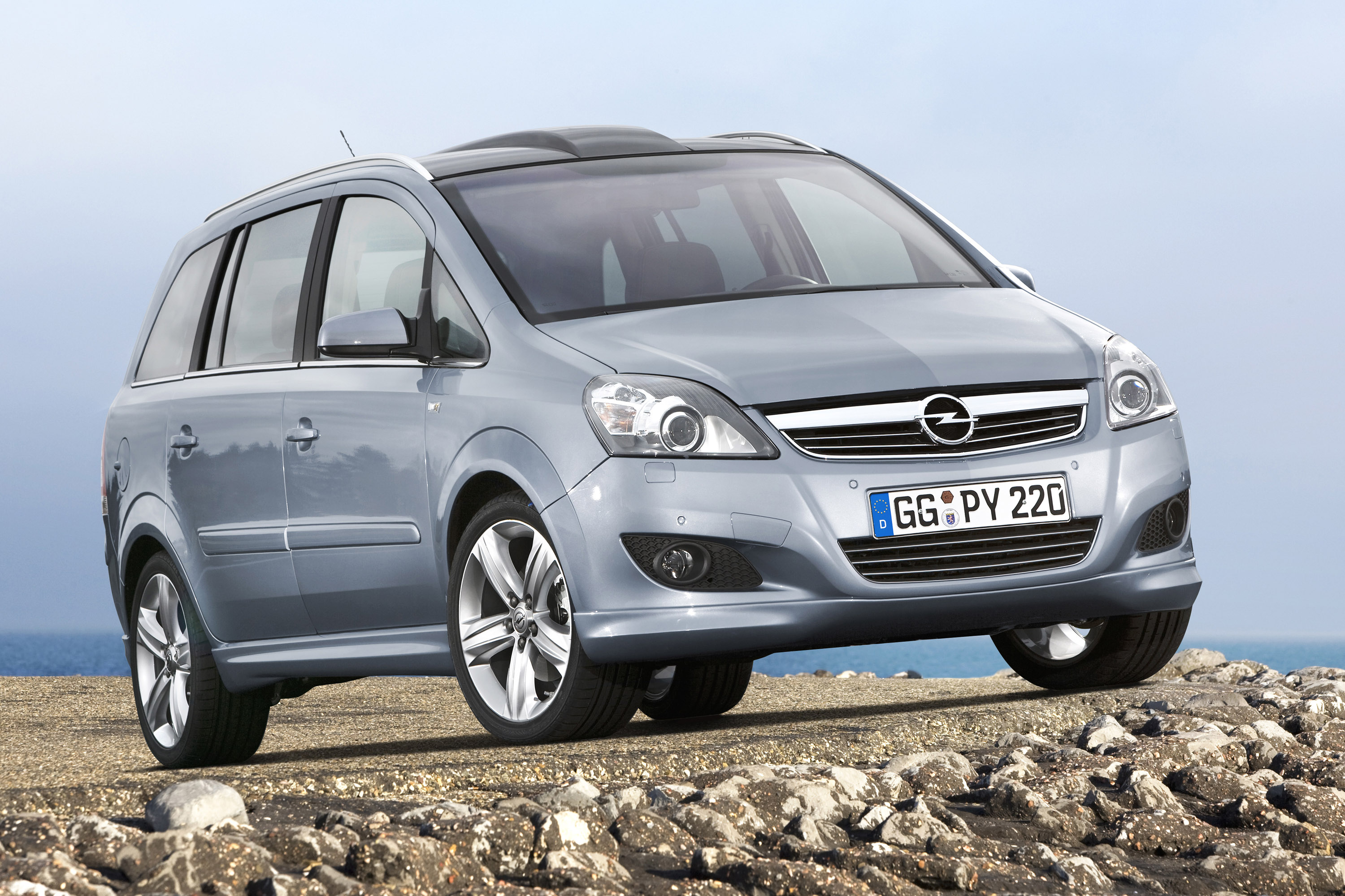 Opel Zafira photo #1