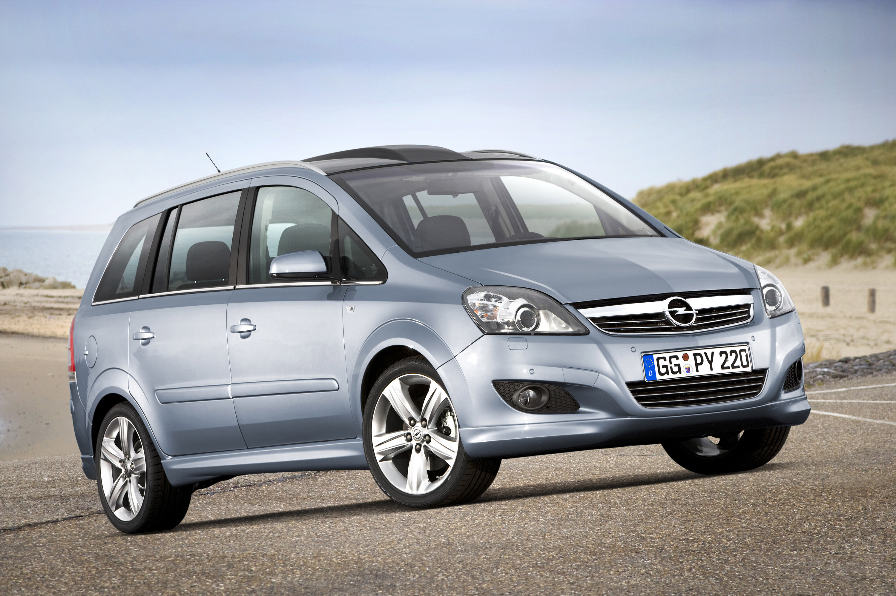 Opel Zafira photo #2