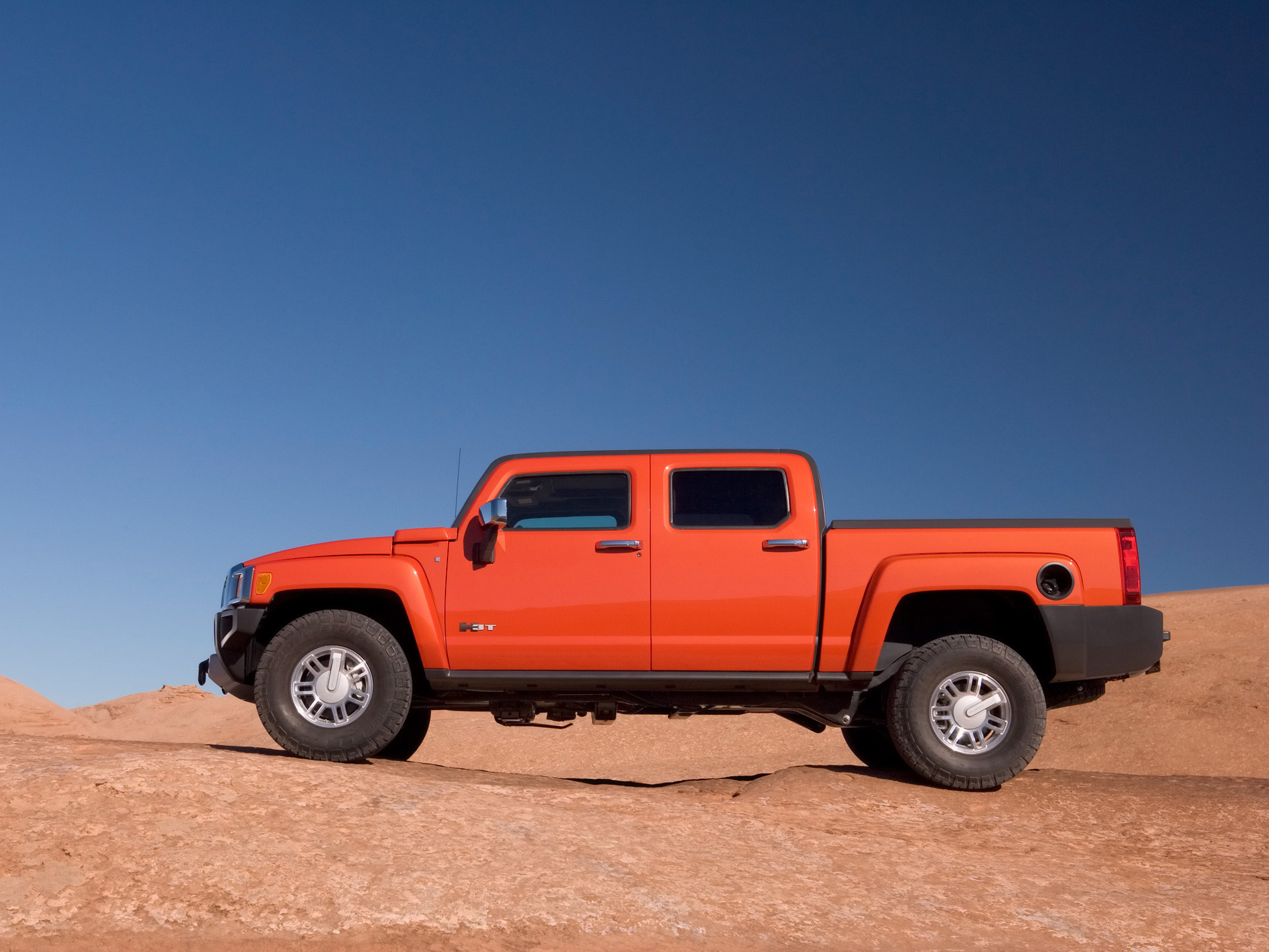 Hummer H3T Alpha photo #9