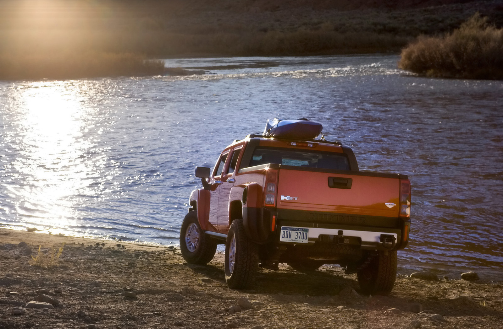 Hummer H3T Alpha photo #11