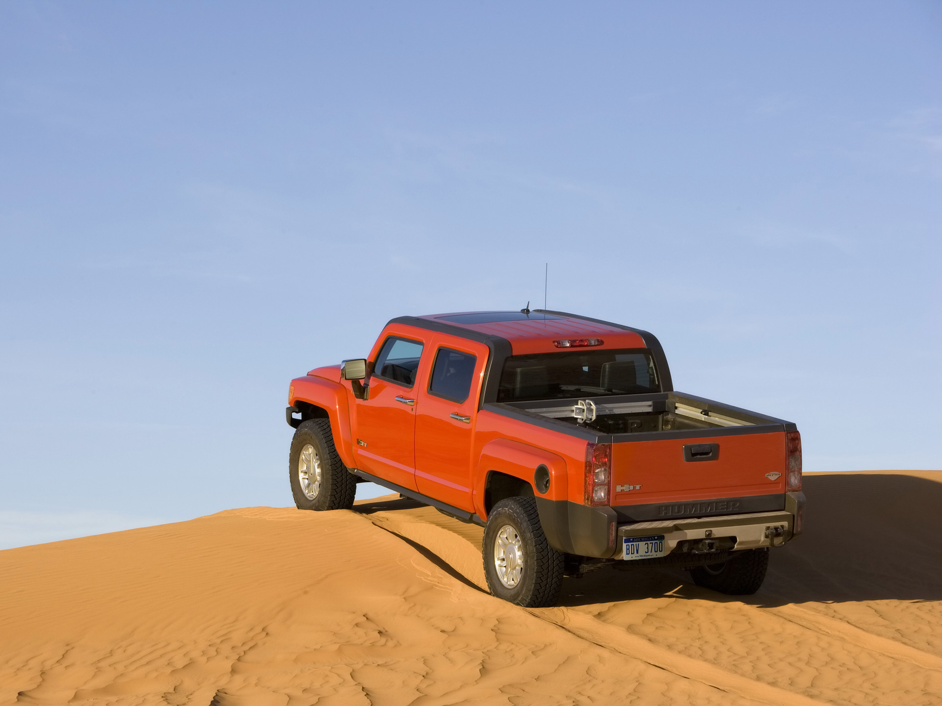Hummer H3T Alpha photo #12