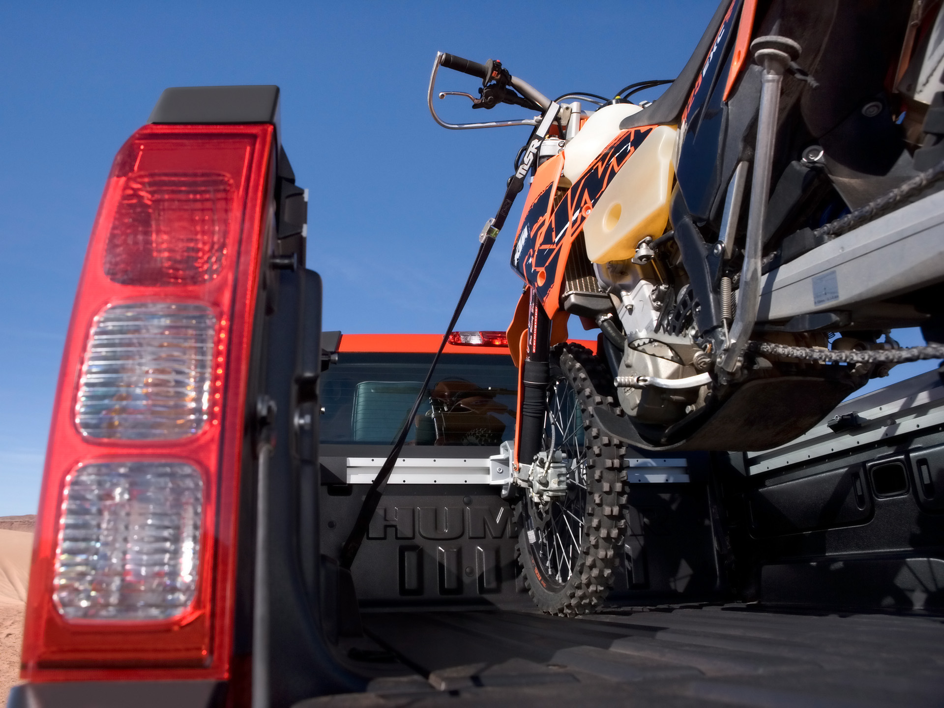 Hummer H3T Alpha photo #22
