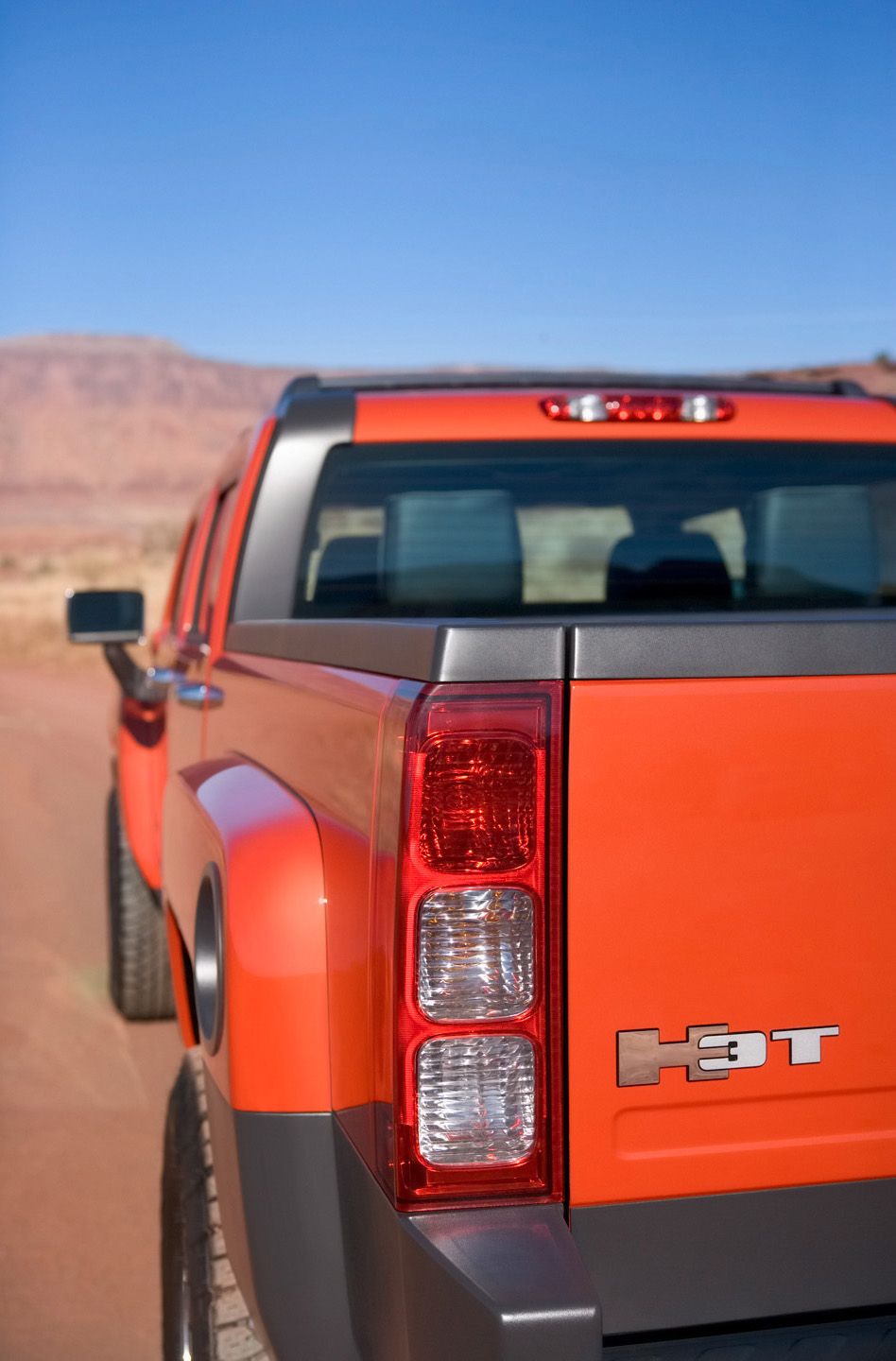 Hummer H3T Alpha photo #24