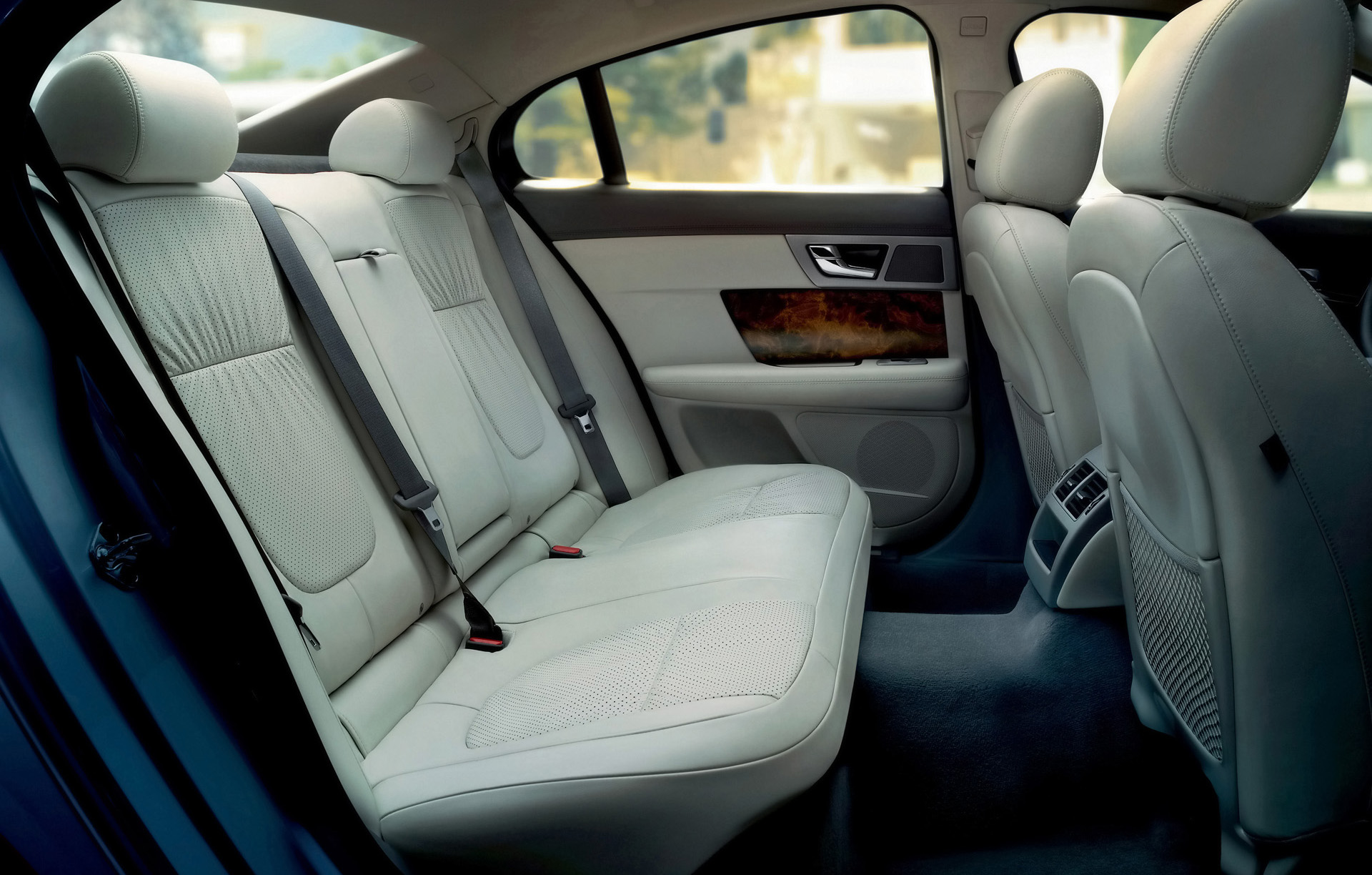 Jaguar XF photo #33