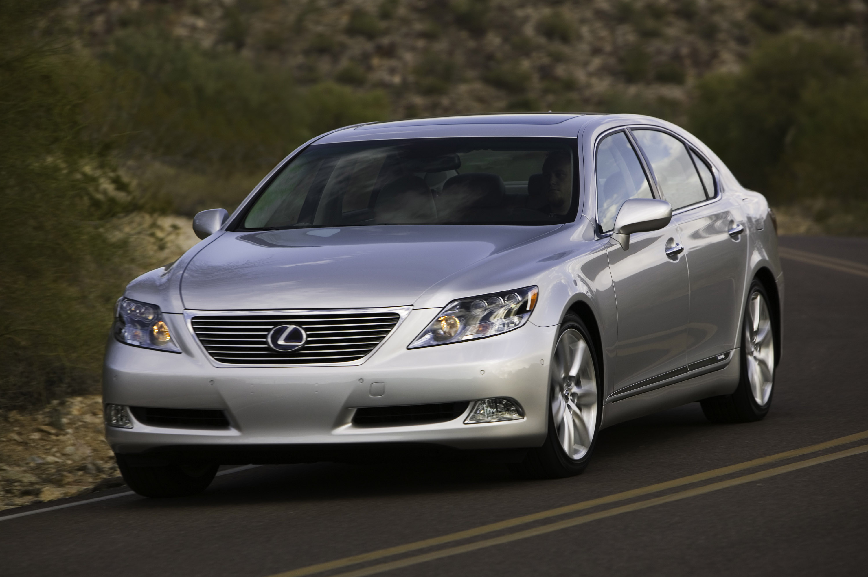 Lexus LS 600h L photo #3