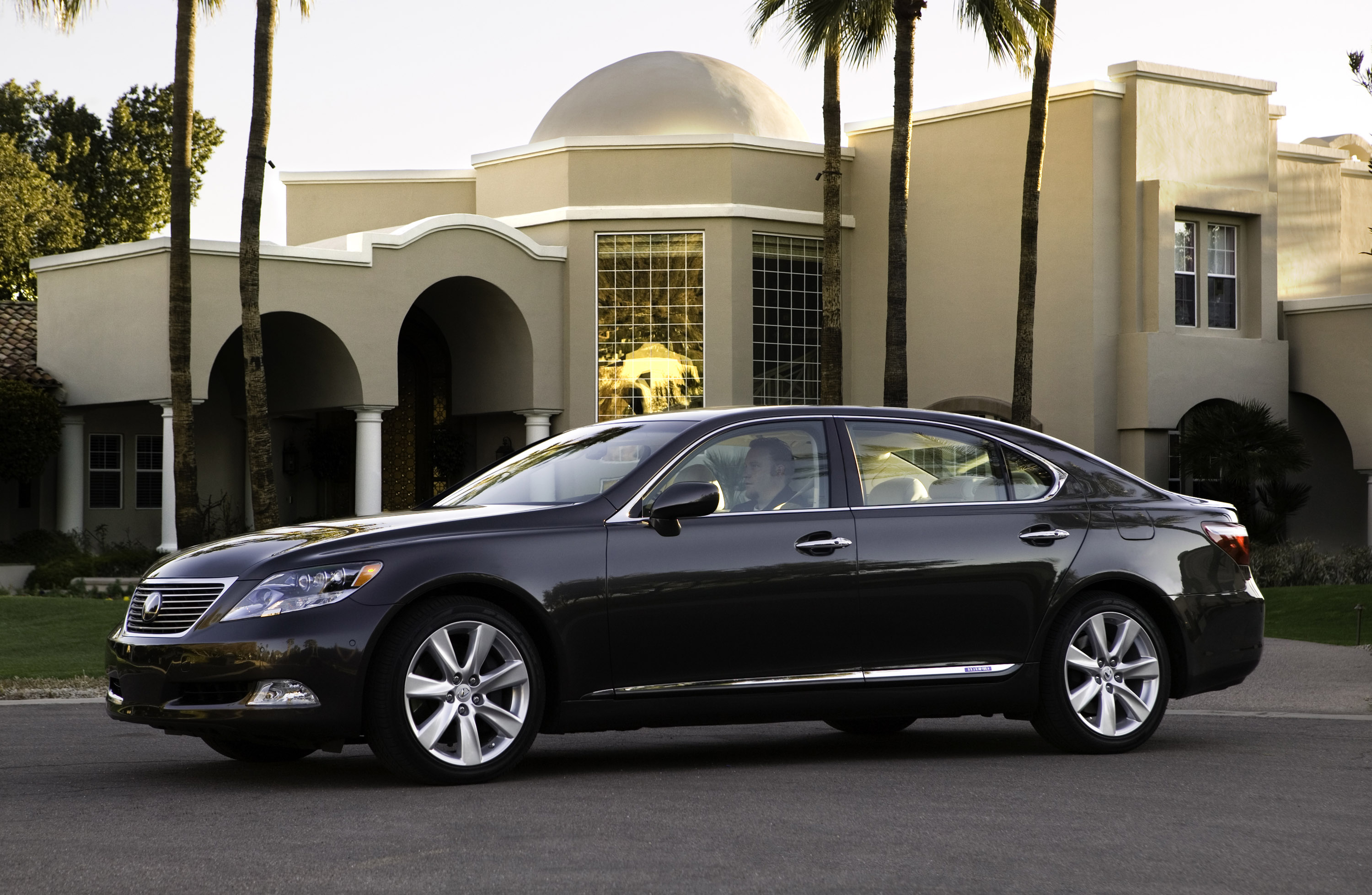 Lexus LS 600h L photo #15