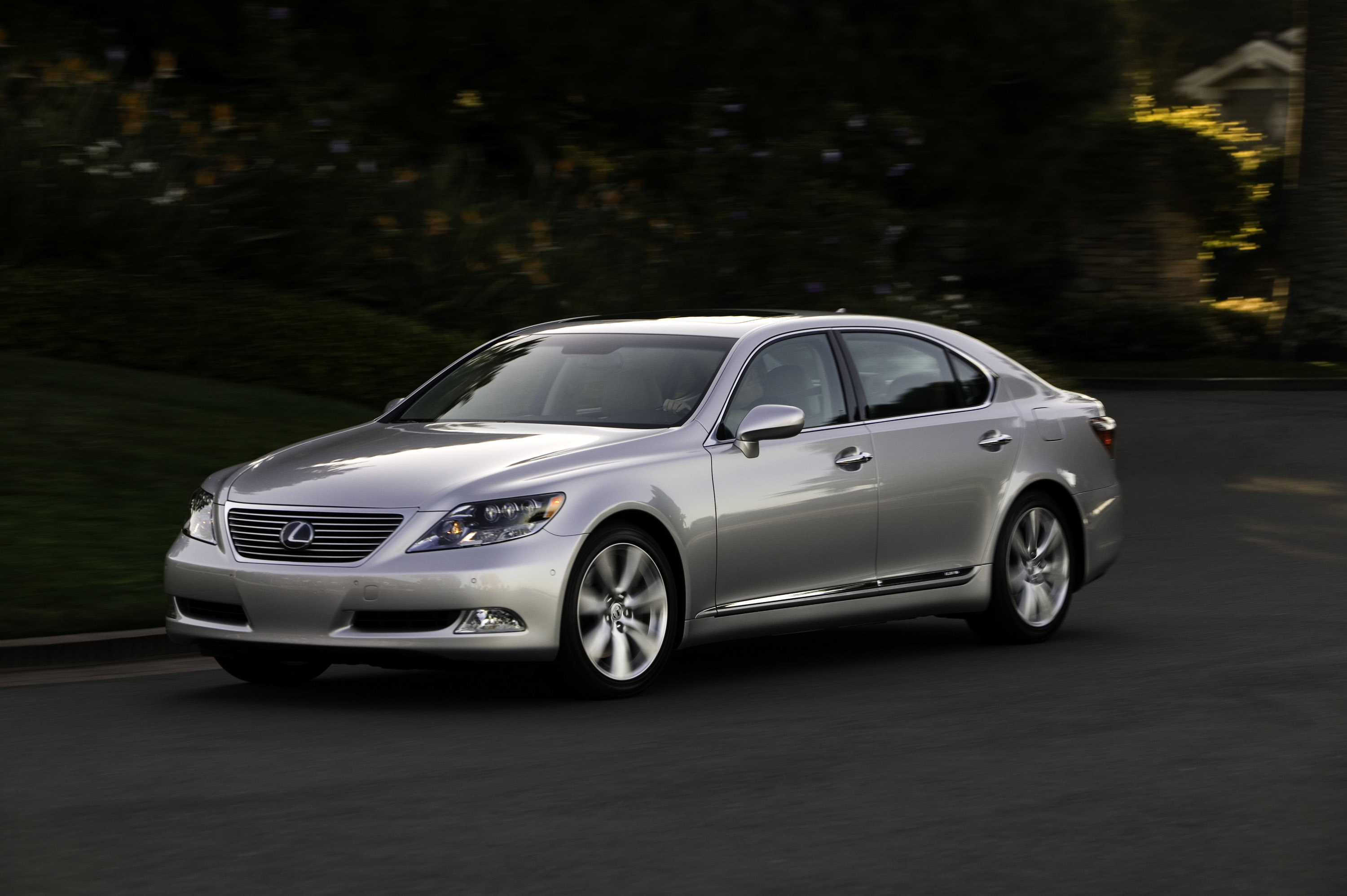 Lexus LS 600h L photo #16