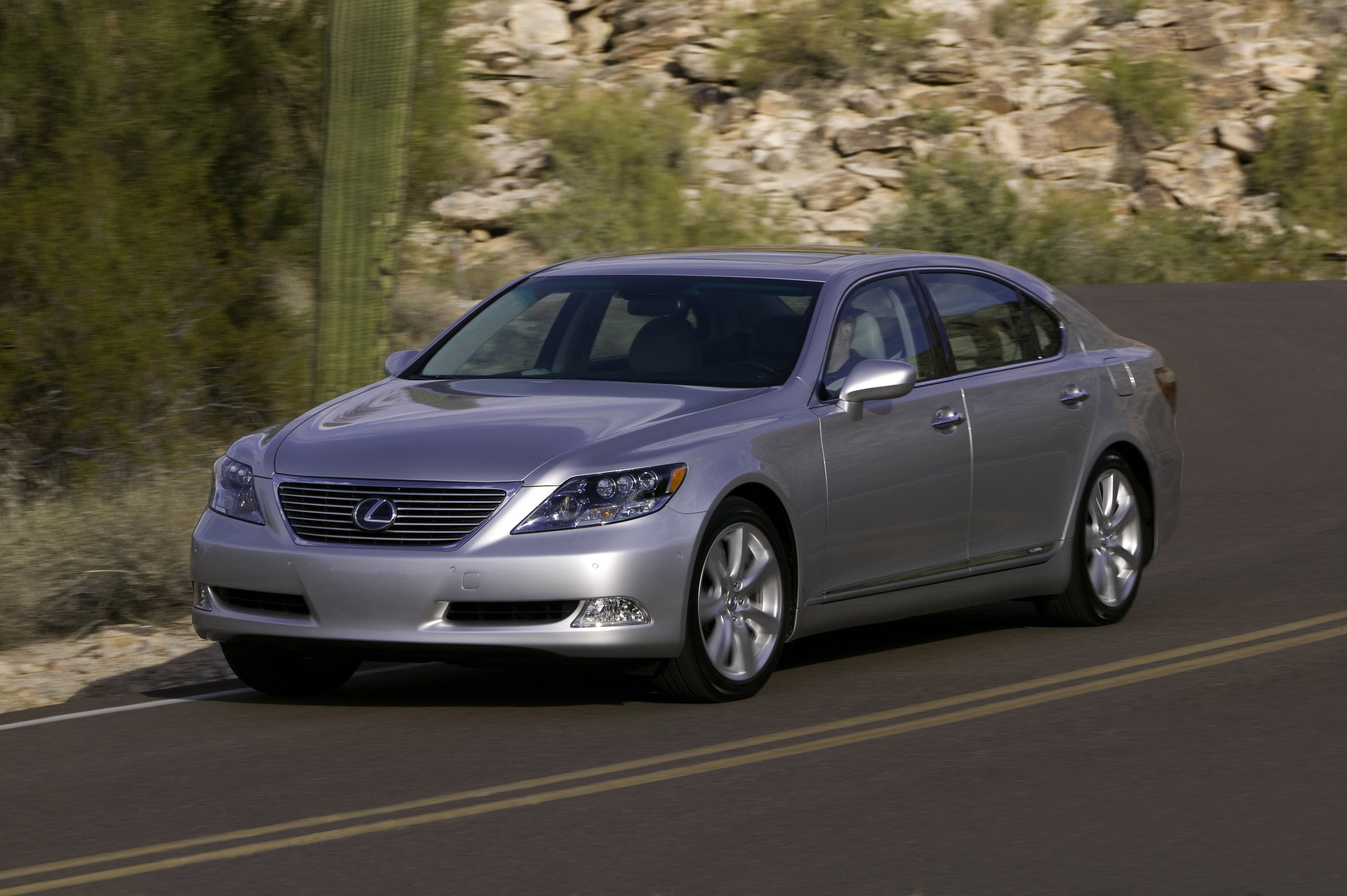 Lexus LS 600h L photo #17