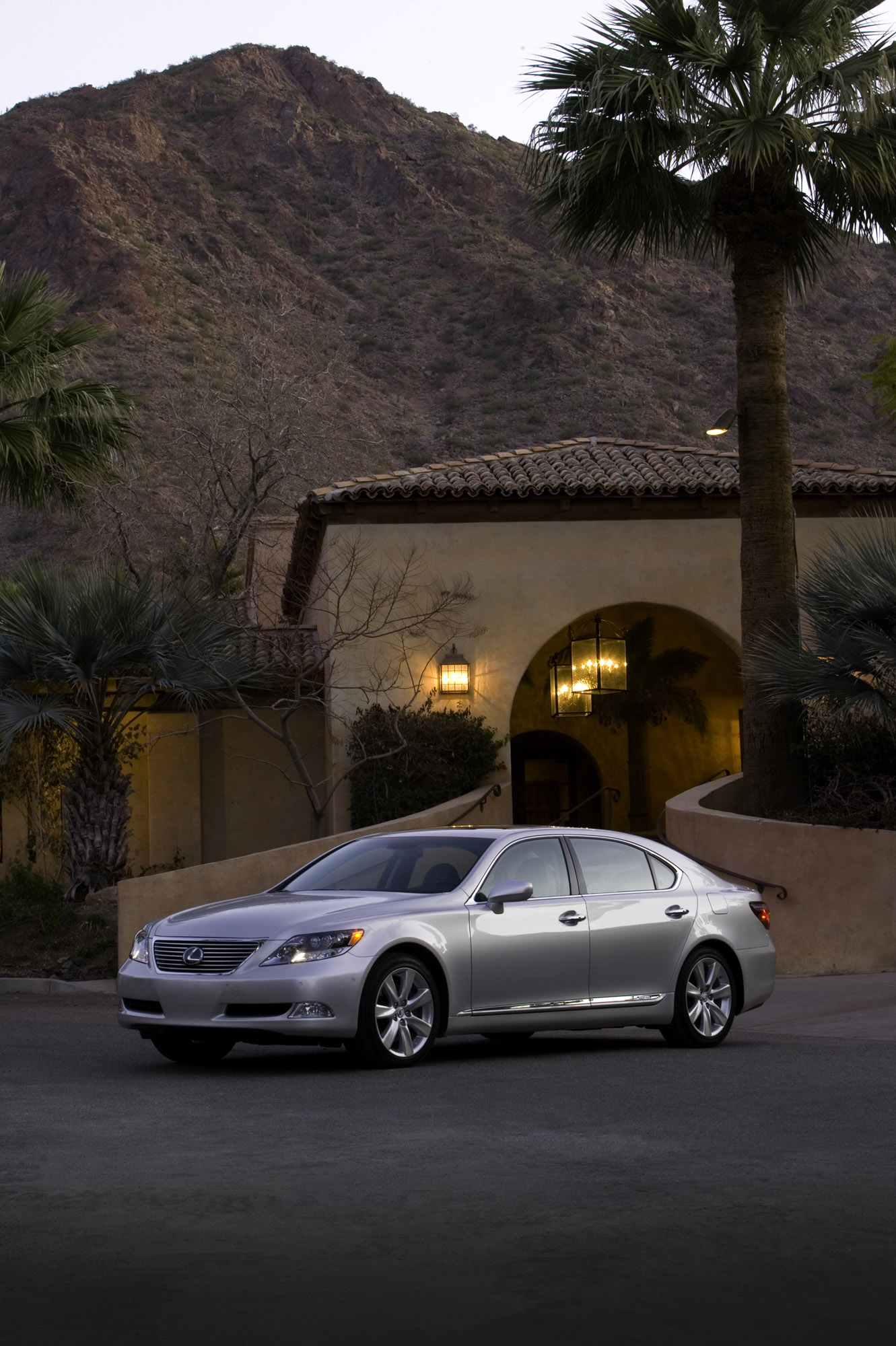 Lexus LS 600h L photo #20