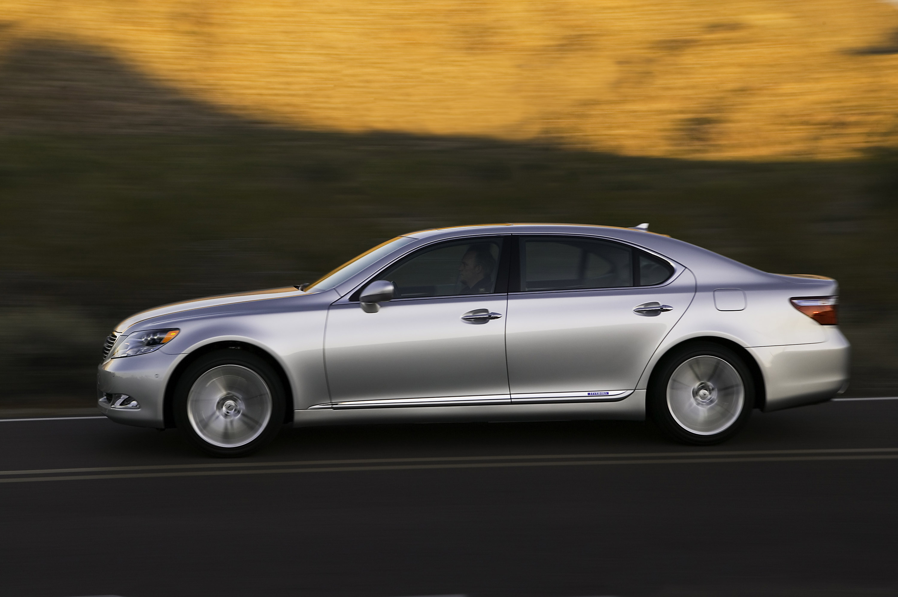 Lexus LS 600h L photo #21