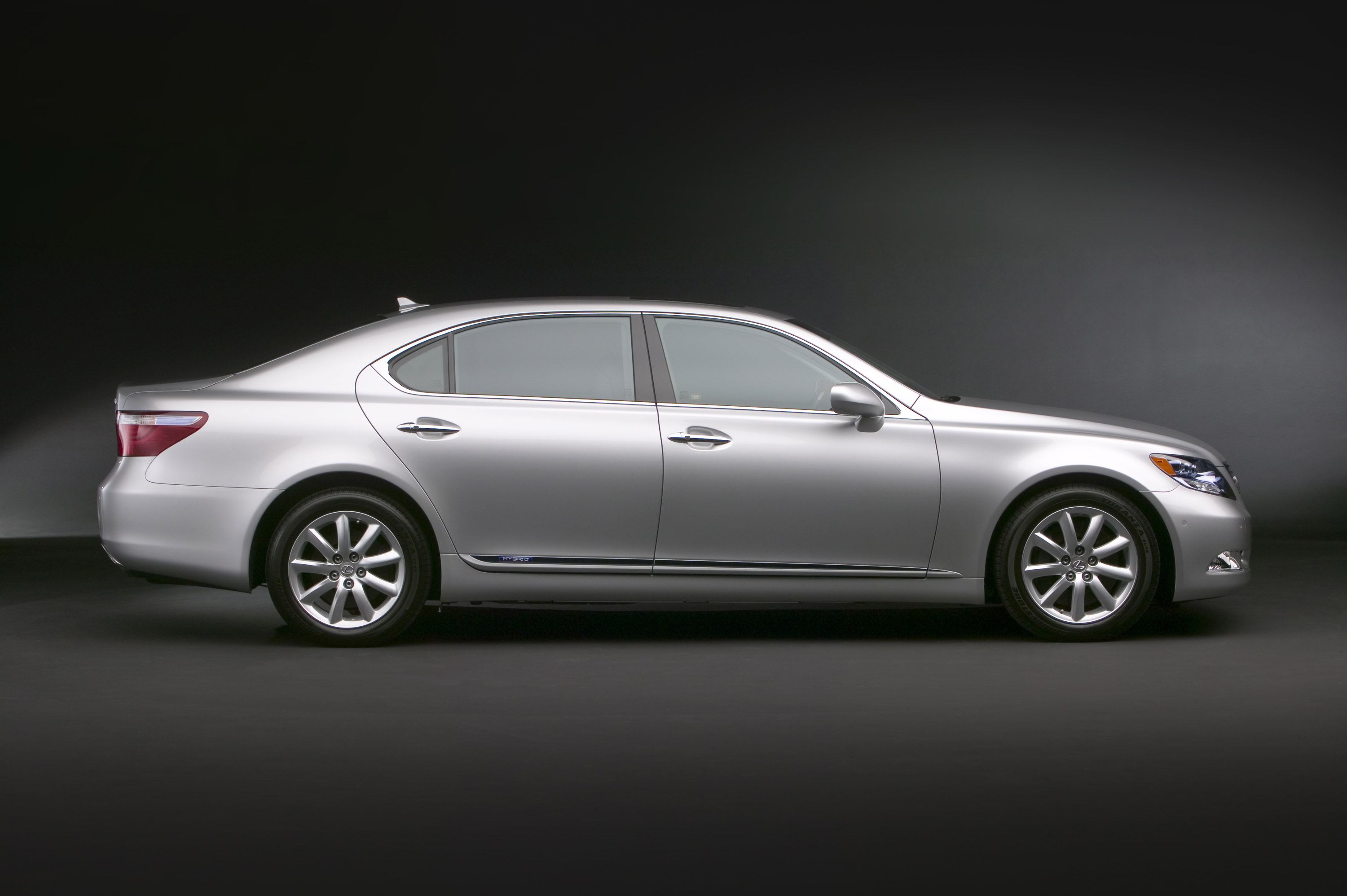Lexus LS 600h L photo #23