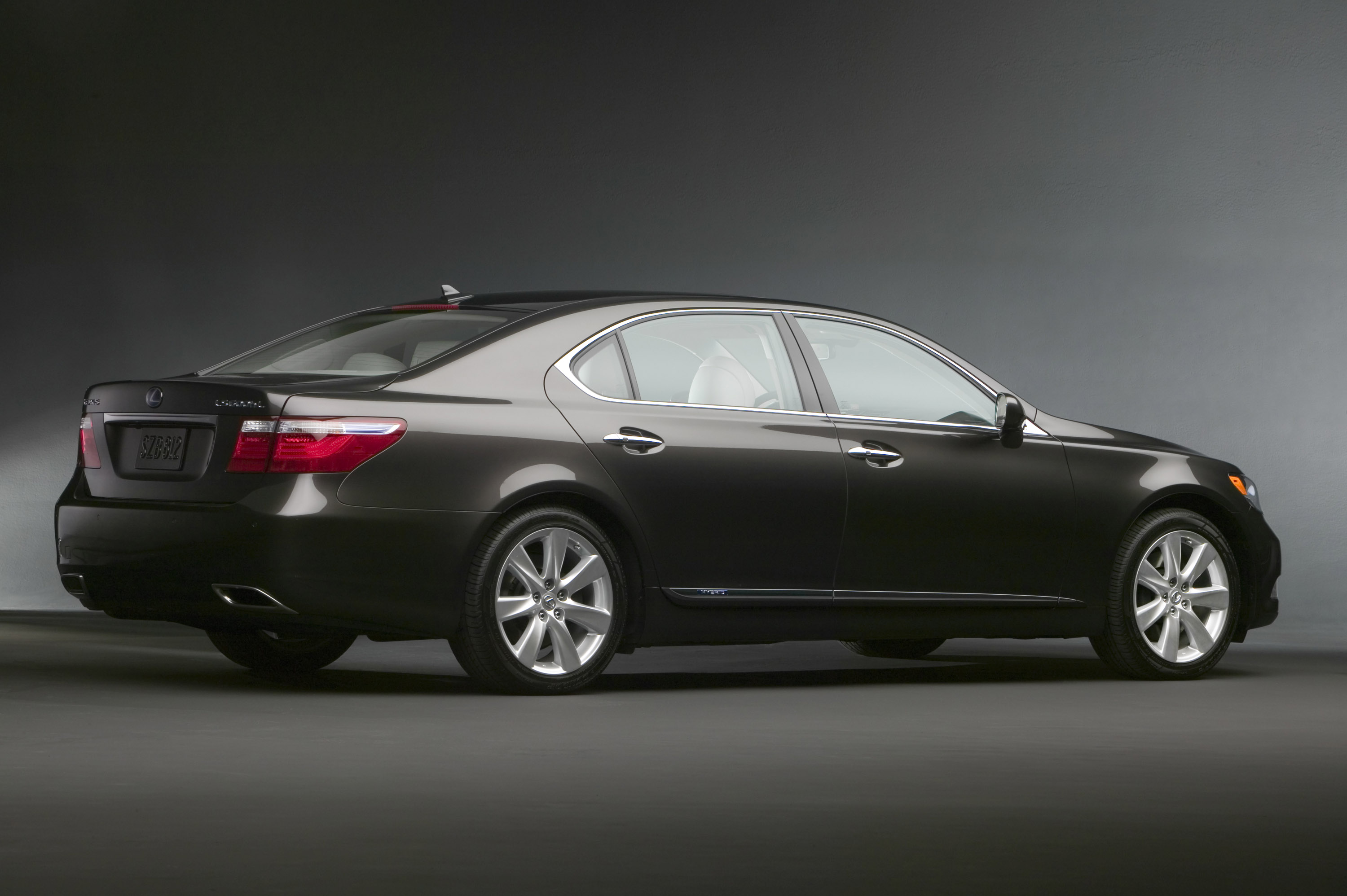 Lexus LS 600h L photo #24