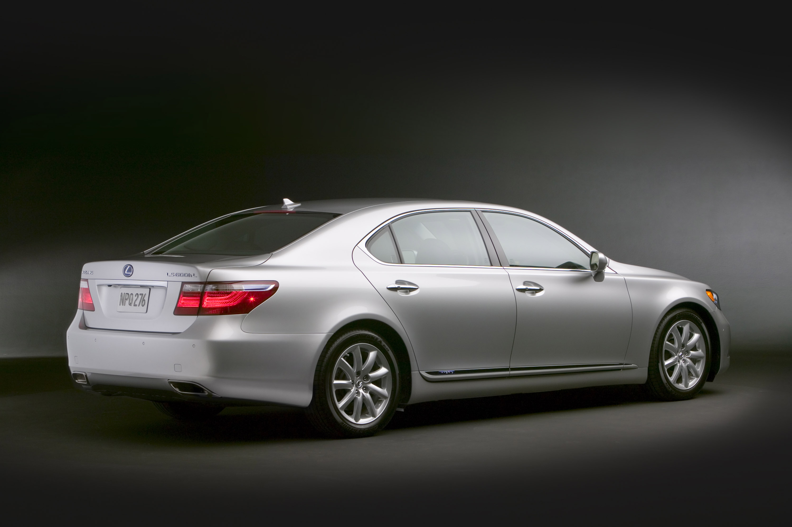 Lexus LS 600h L photo #25