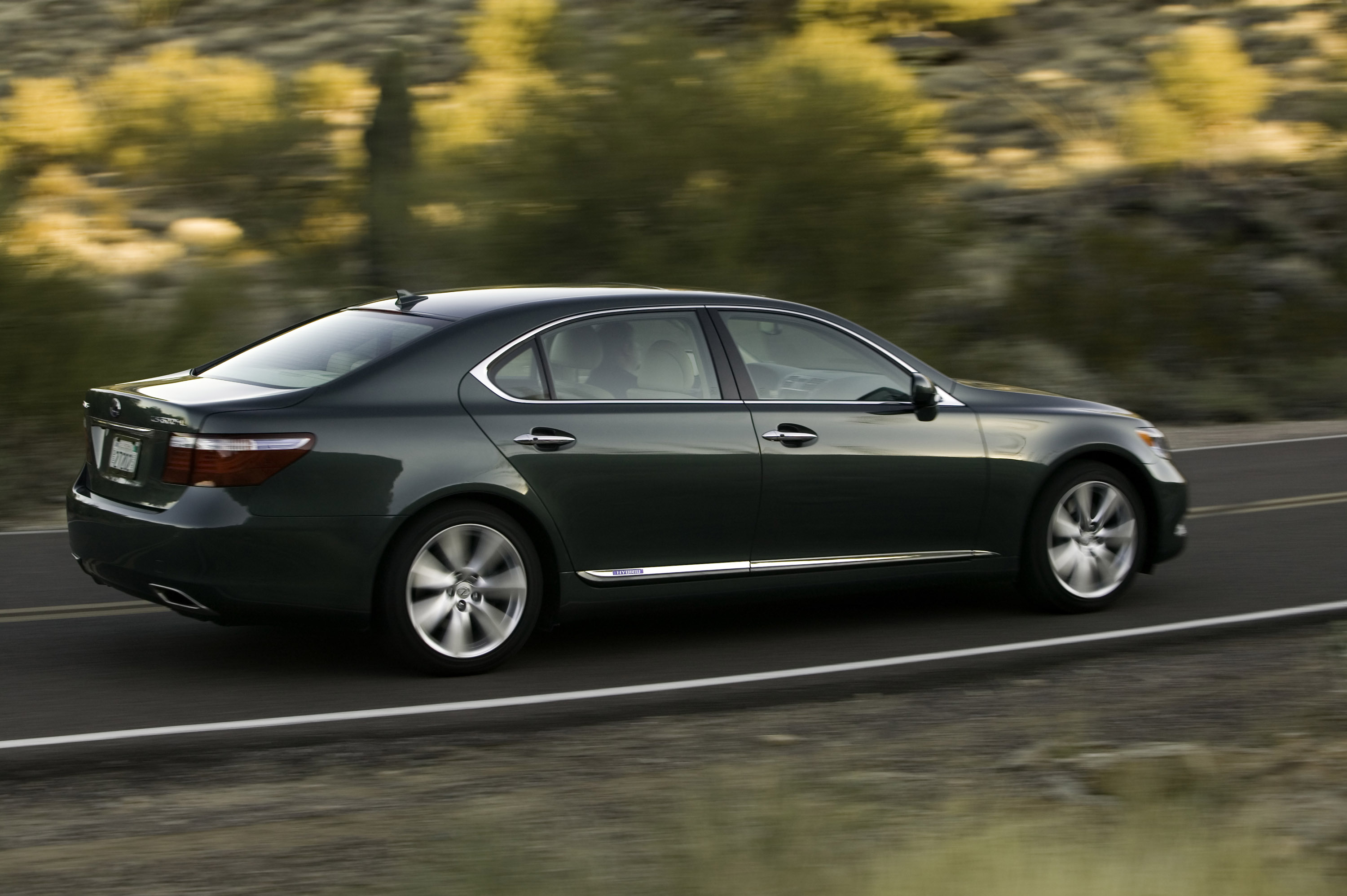 Lexus LS 600h L photo #27