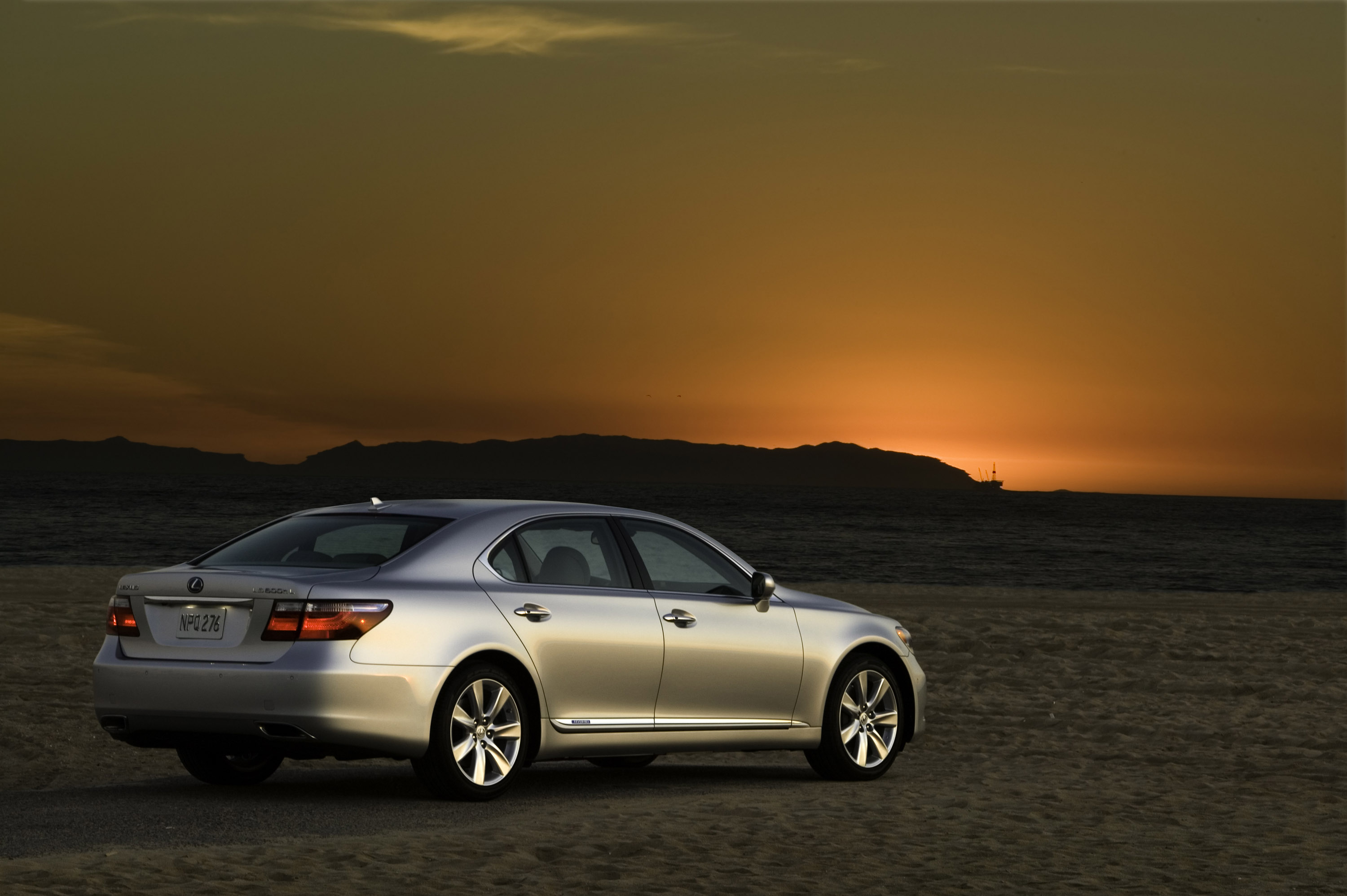 Lexus LS 600h L photo #28
