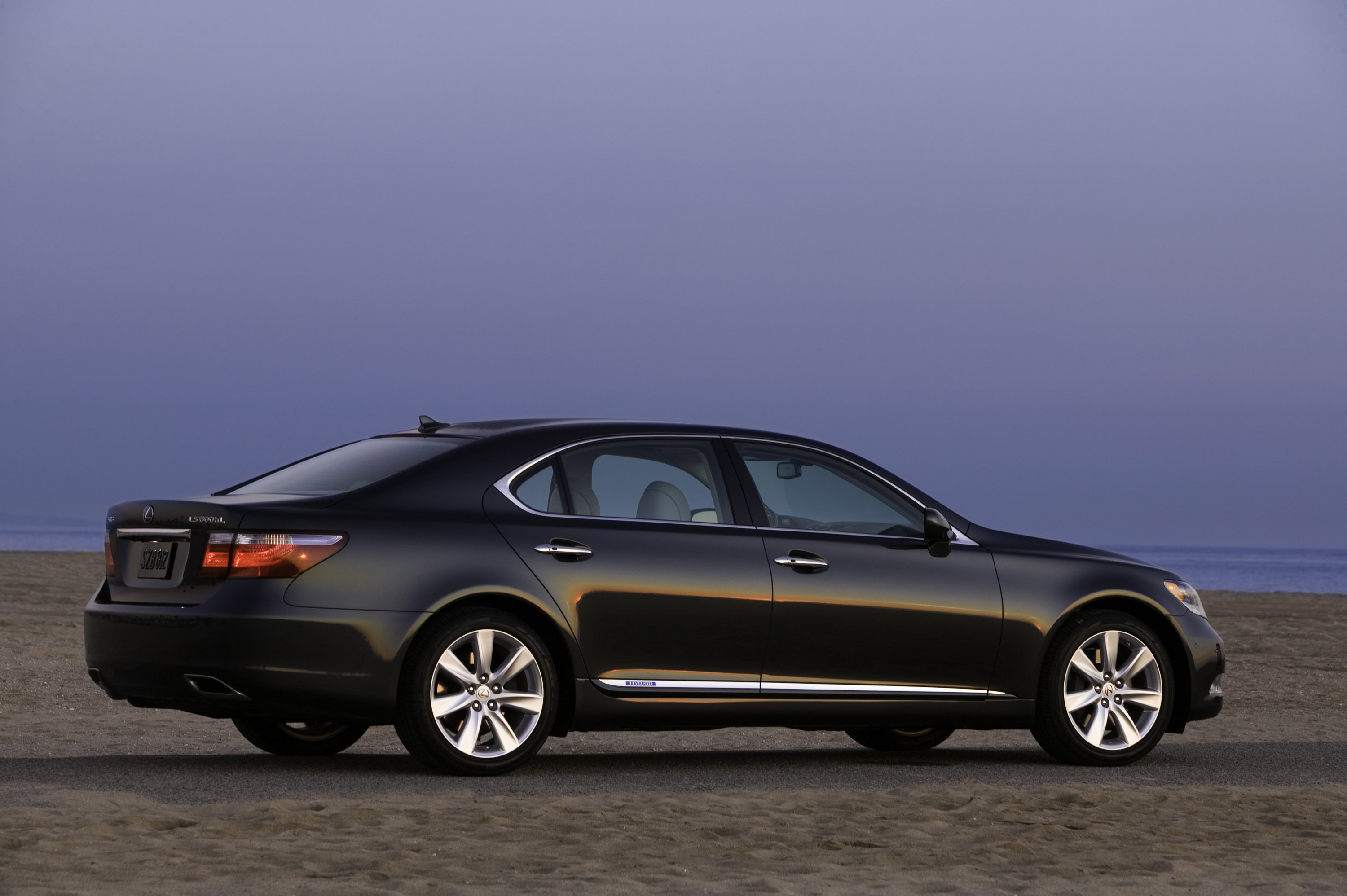 Lexus LS 600h L photo #31