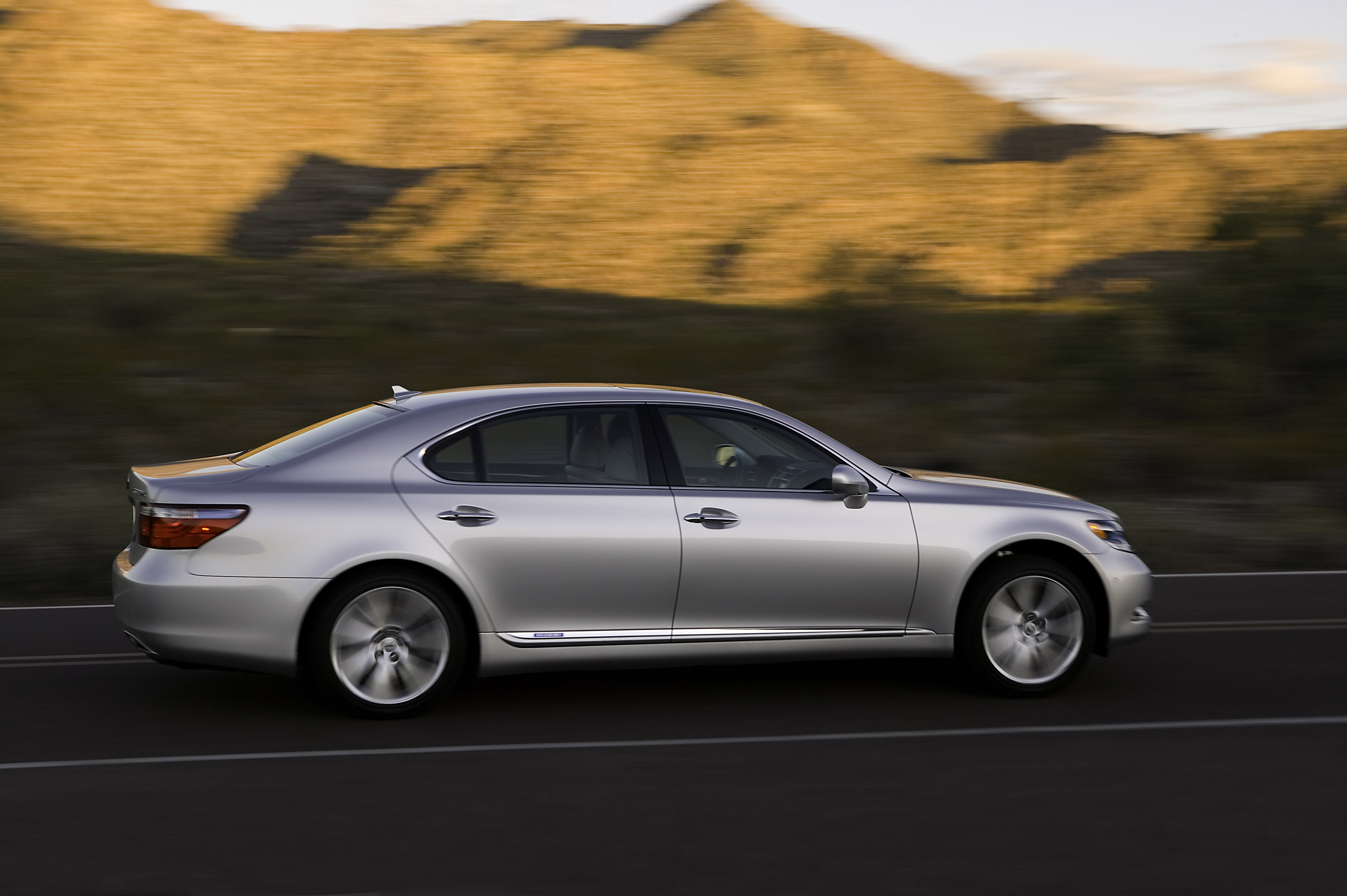 Lexus LS 600h L photo #32