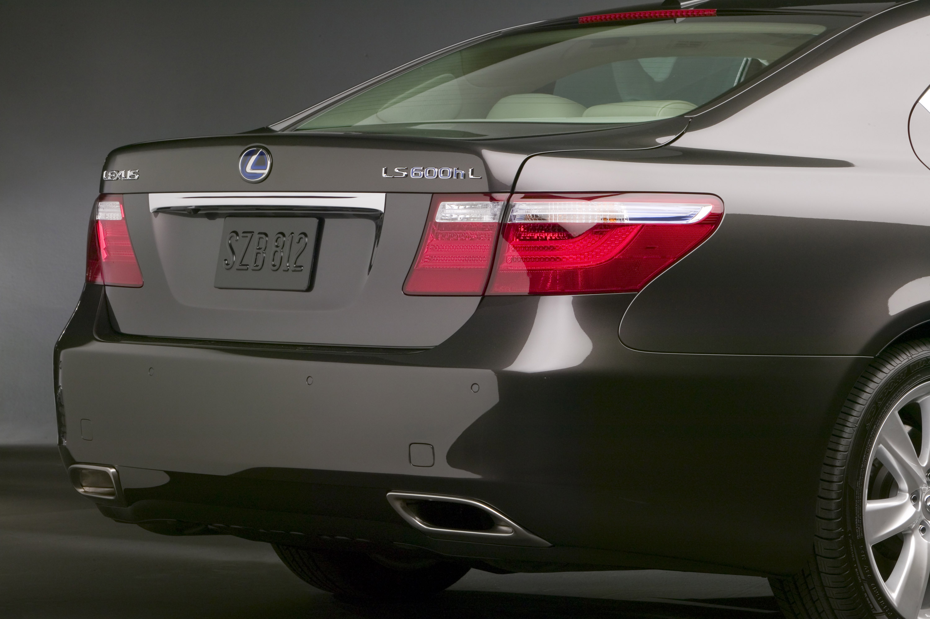 Lexus LS 600h L photo #37