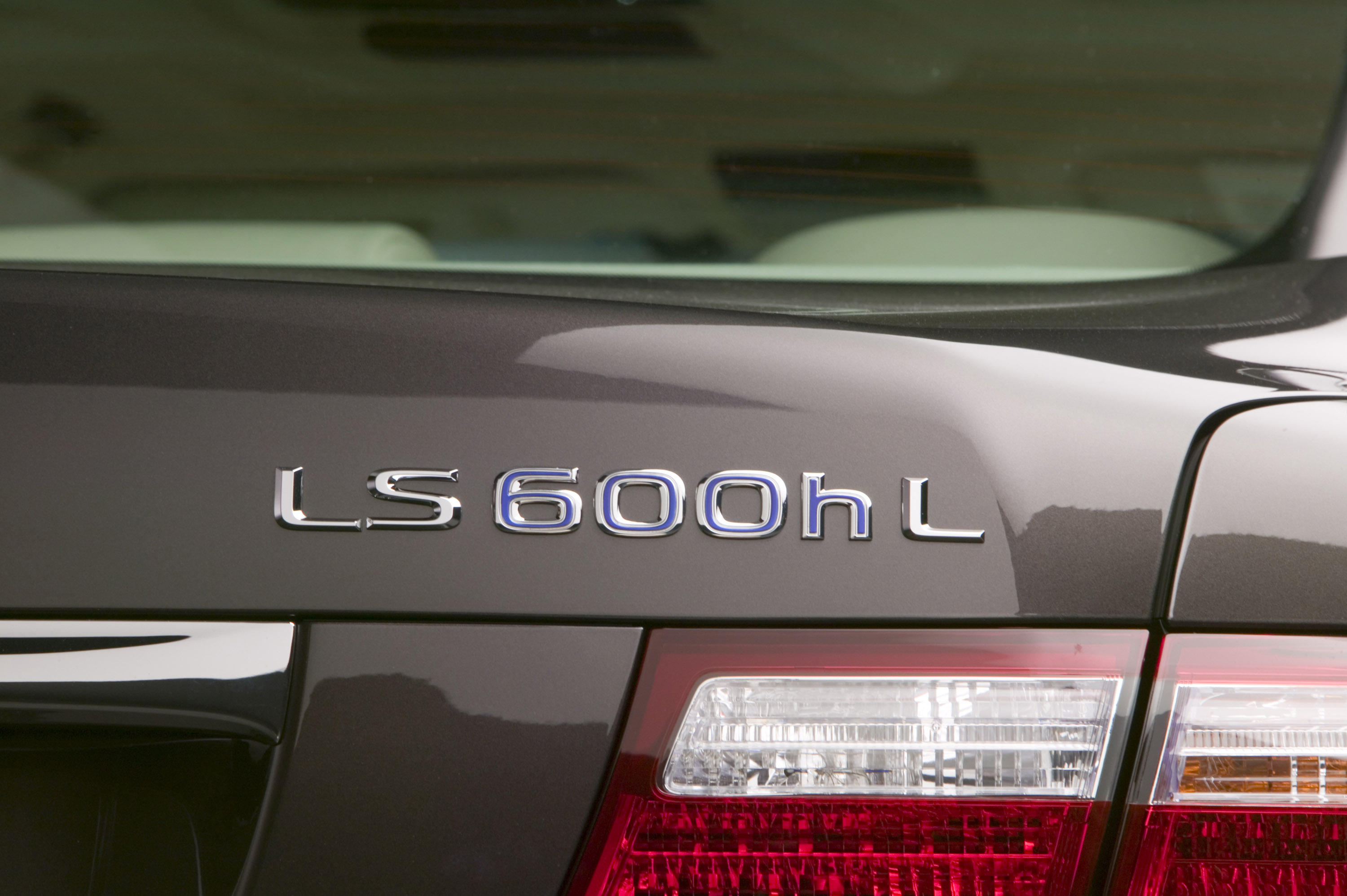 Lexus LS 600h L photo #38