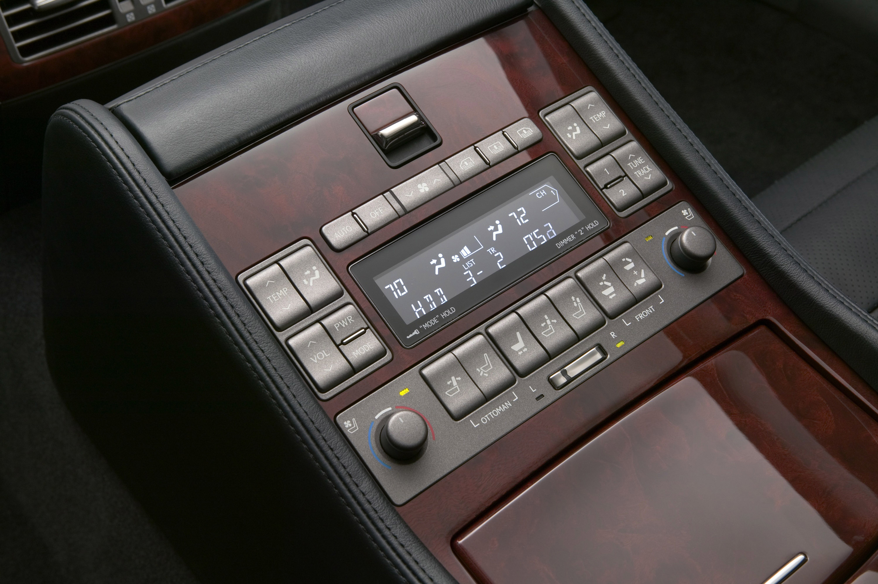 Lexus LS 600h L photo #43