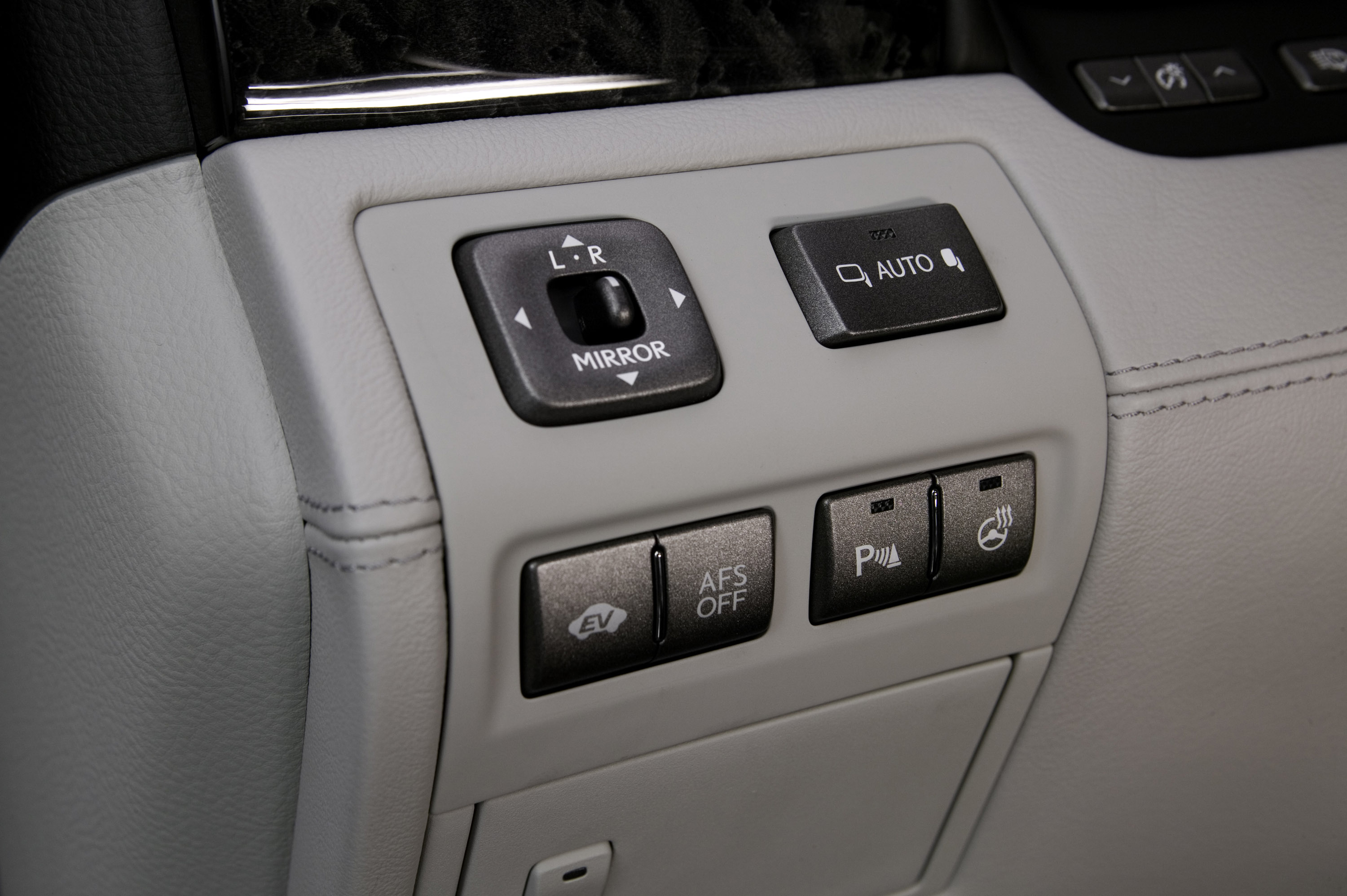 Lexus LS 600h L photo #46