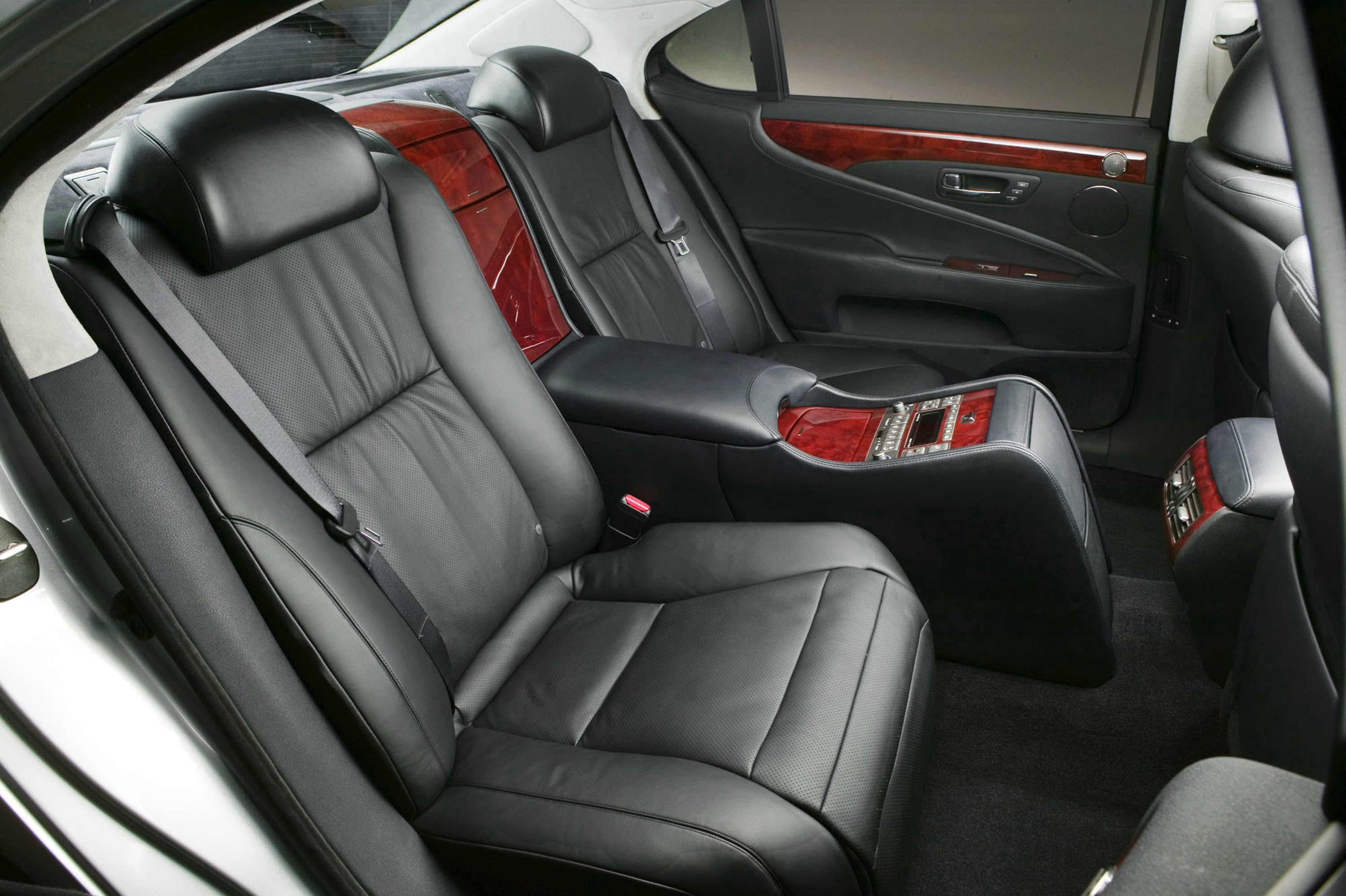 Lexus LS 600h L photo #55