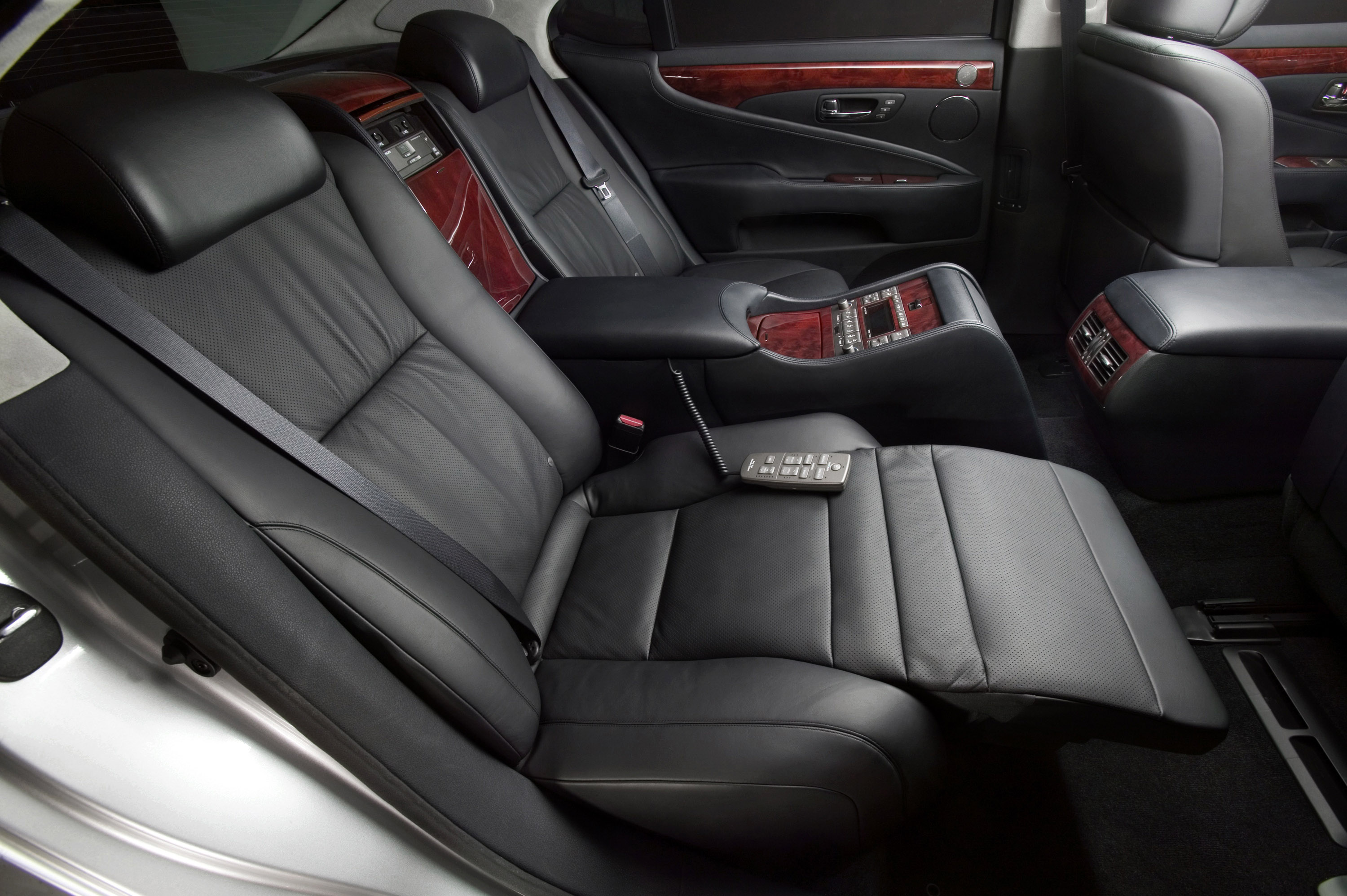 Lexus LS 600h L photo #56