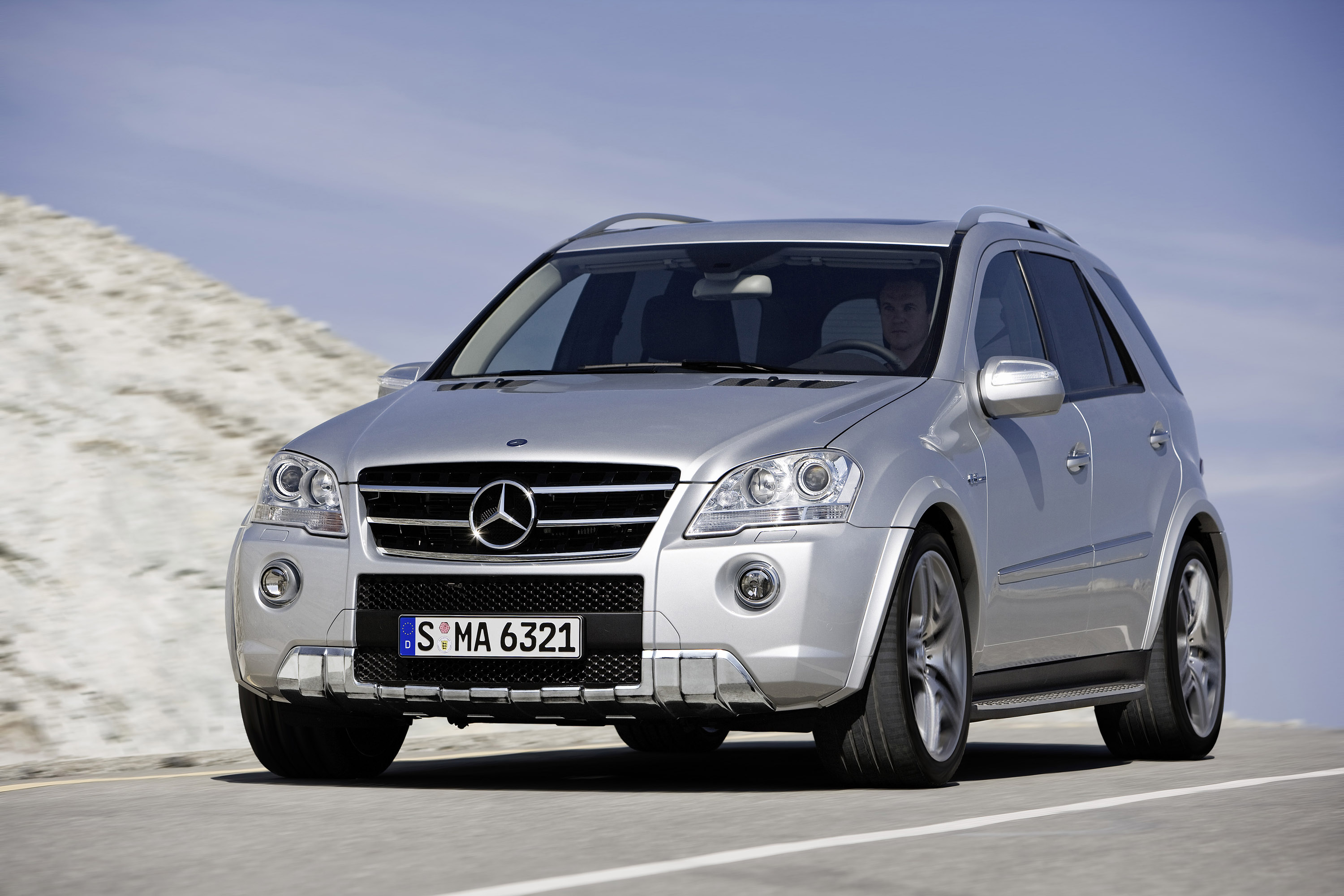 Купить мерседес мл в россии. Mercedes Benz ml 63 AMG w164. Мерседес мл63 АМГ в164. Mercedes ml 63 AMG 2008. Mercedes ml63 AMG w164.